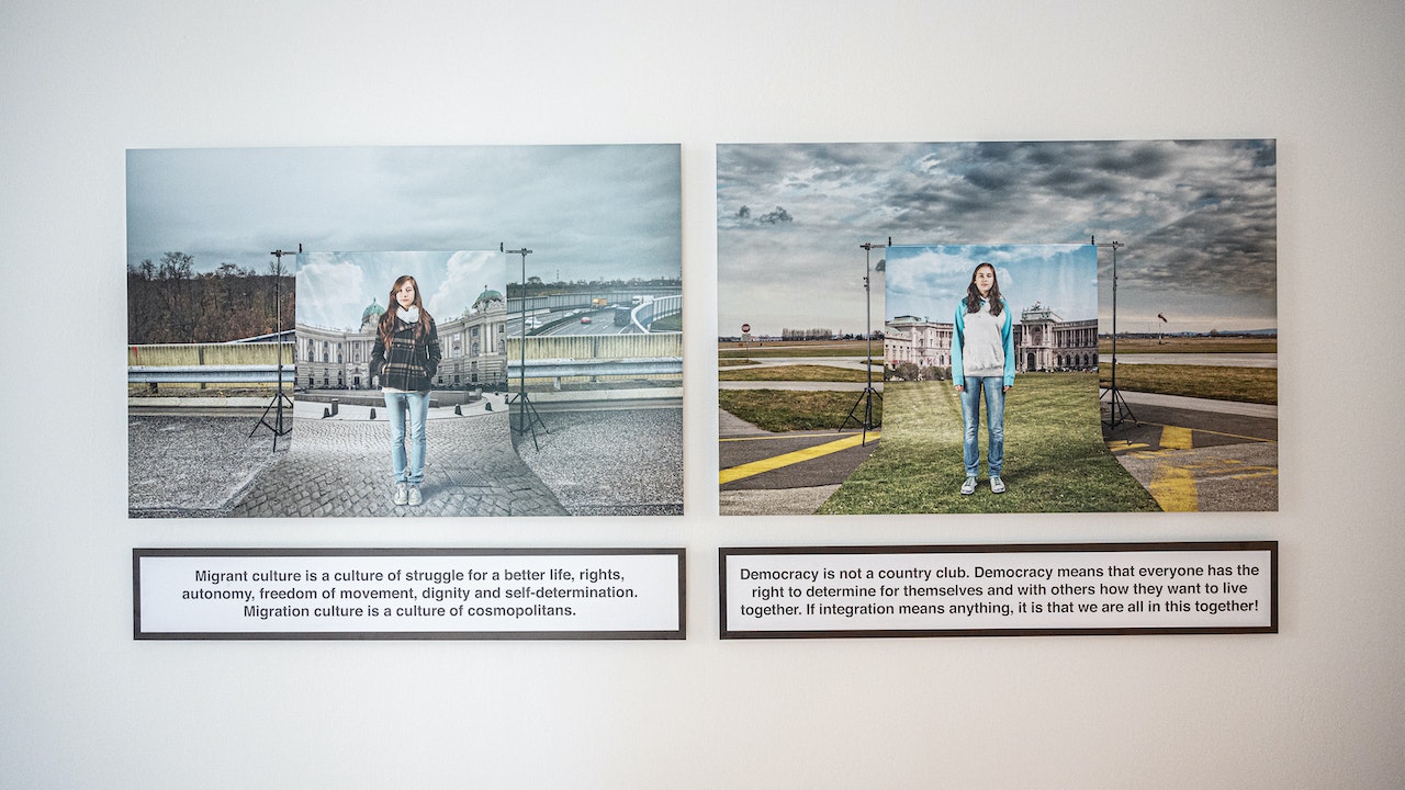 Zwei Mädchen stehen vor einer Fotoleinwand mit einem Bedruck von unterschiedlichen Sehenswürdigkeiten.