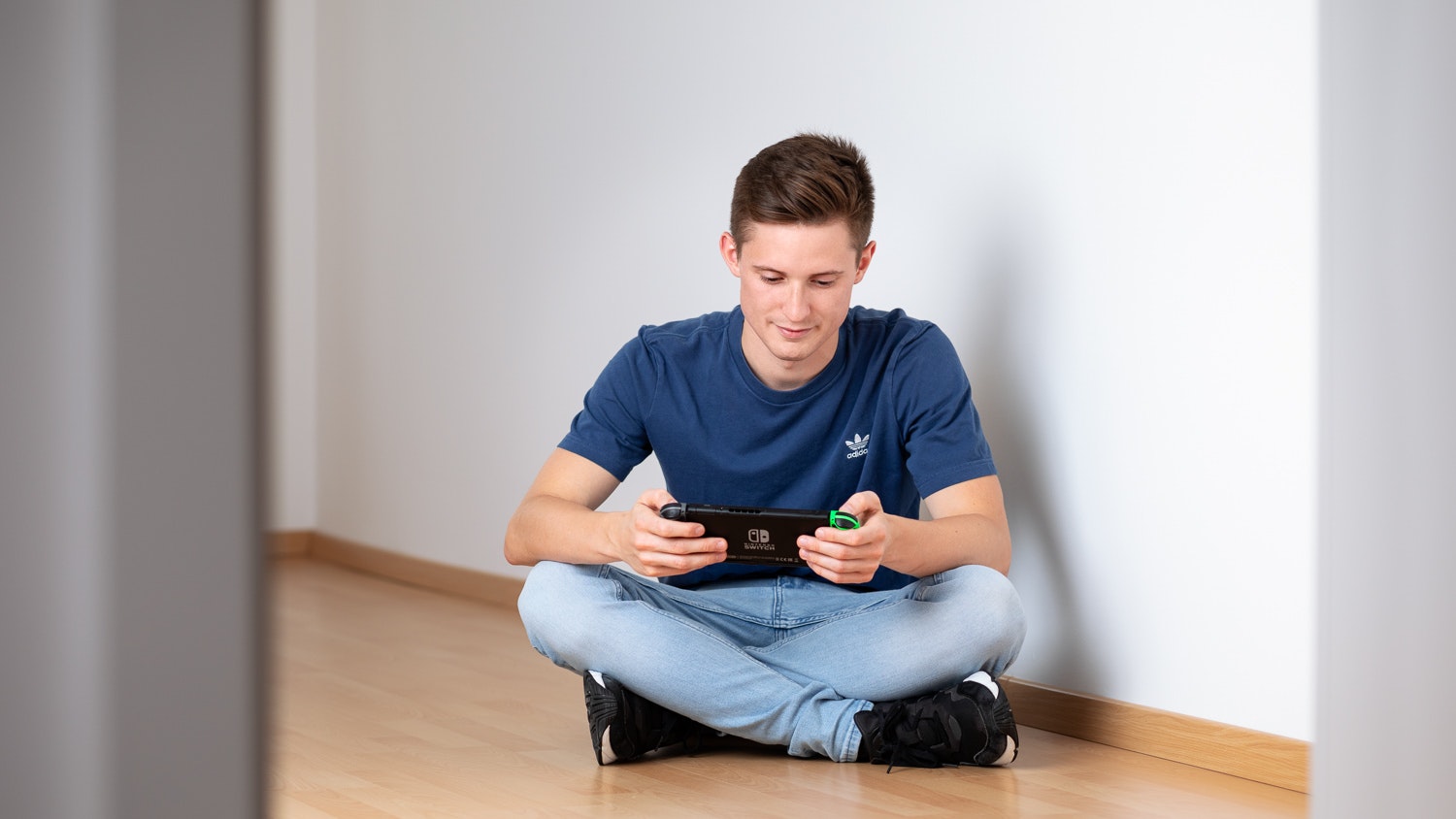 Christoph spielt mit seiner Nintendo Switch.