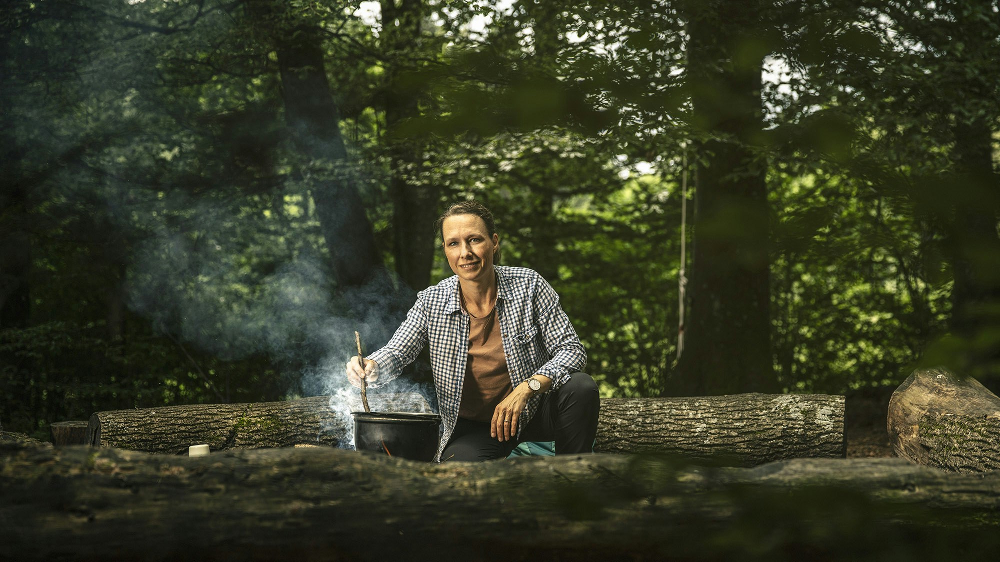 Anna am Feuer im Wald