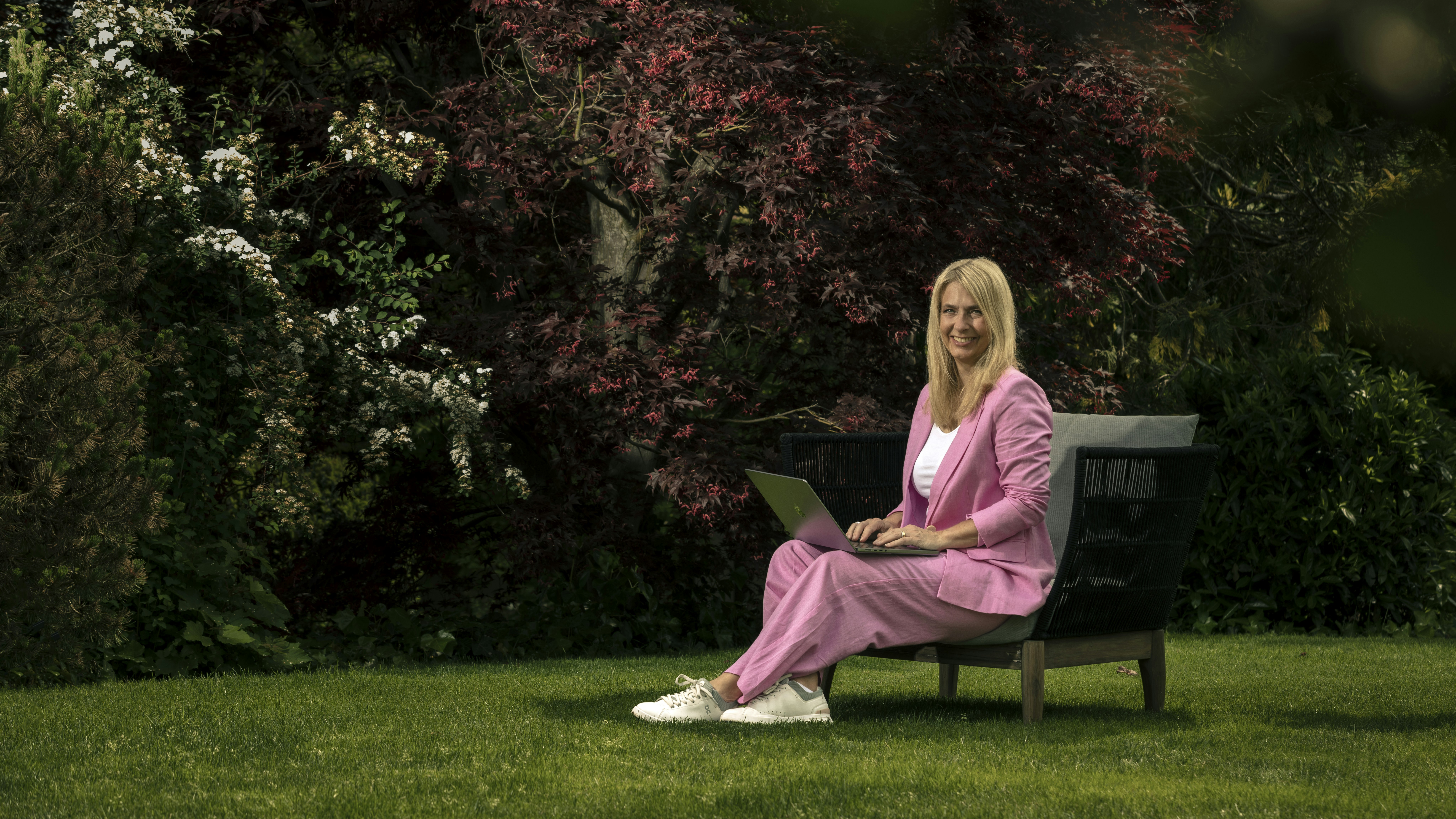 Isabelle mit Laptop im Garten