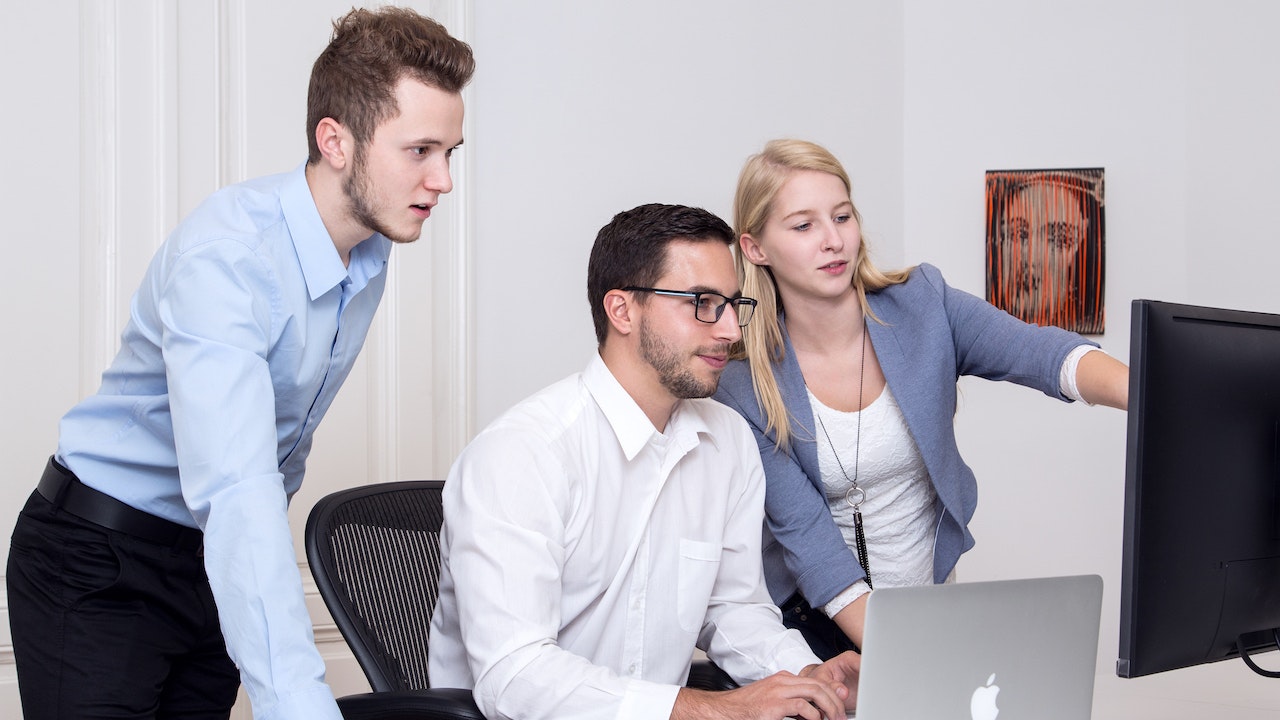 Büro in Wien mit Mitarbeitenden.