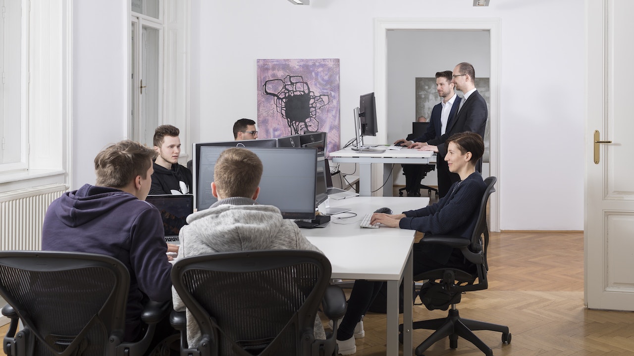 Büro in Wien mit Mitarbeitenden.