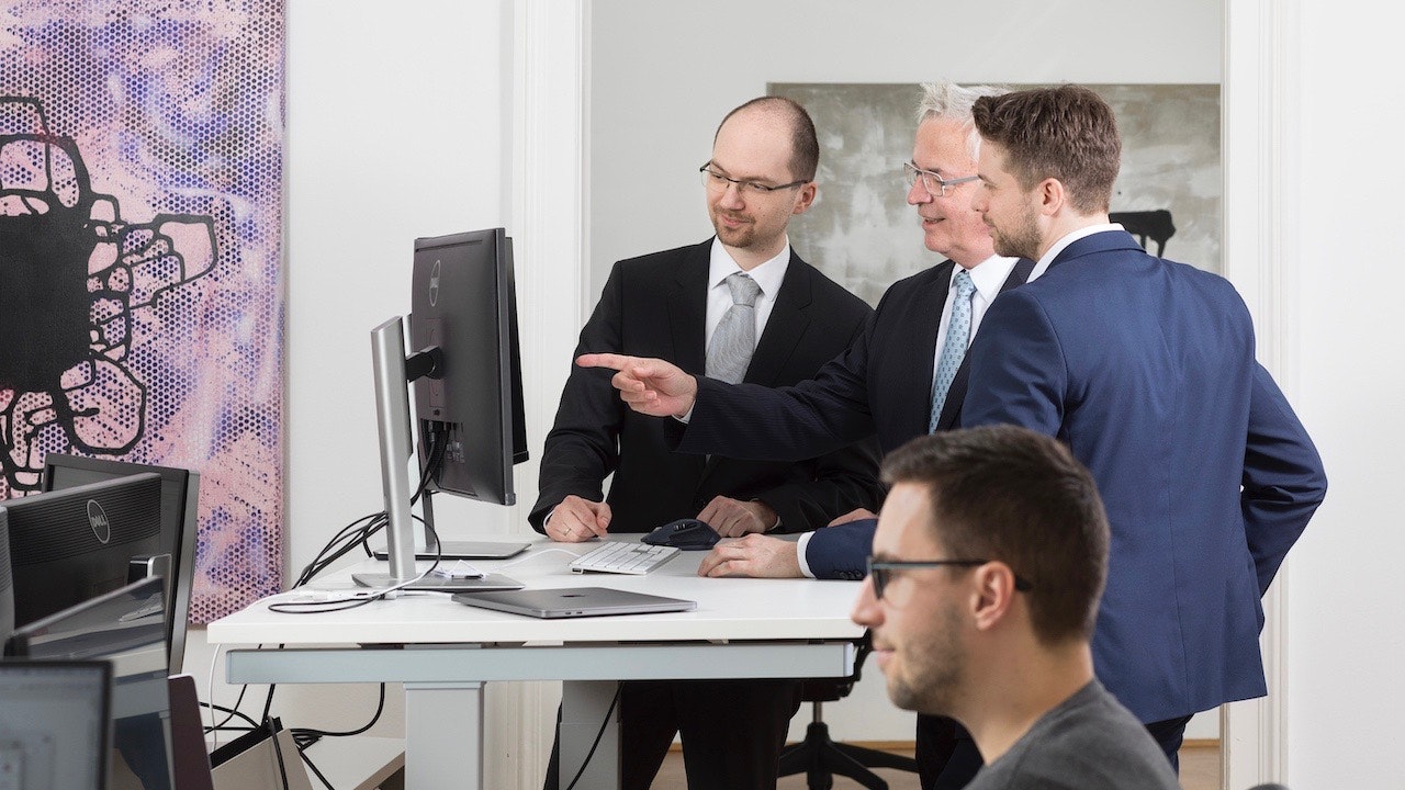 Büro in Wien mit Mitarbeitenden.