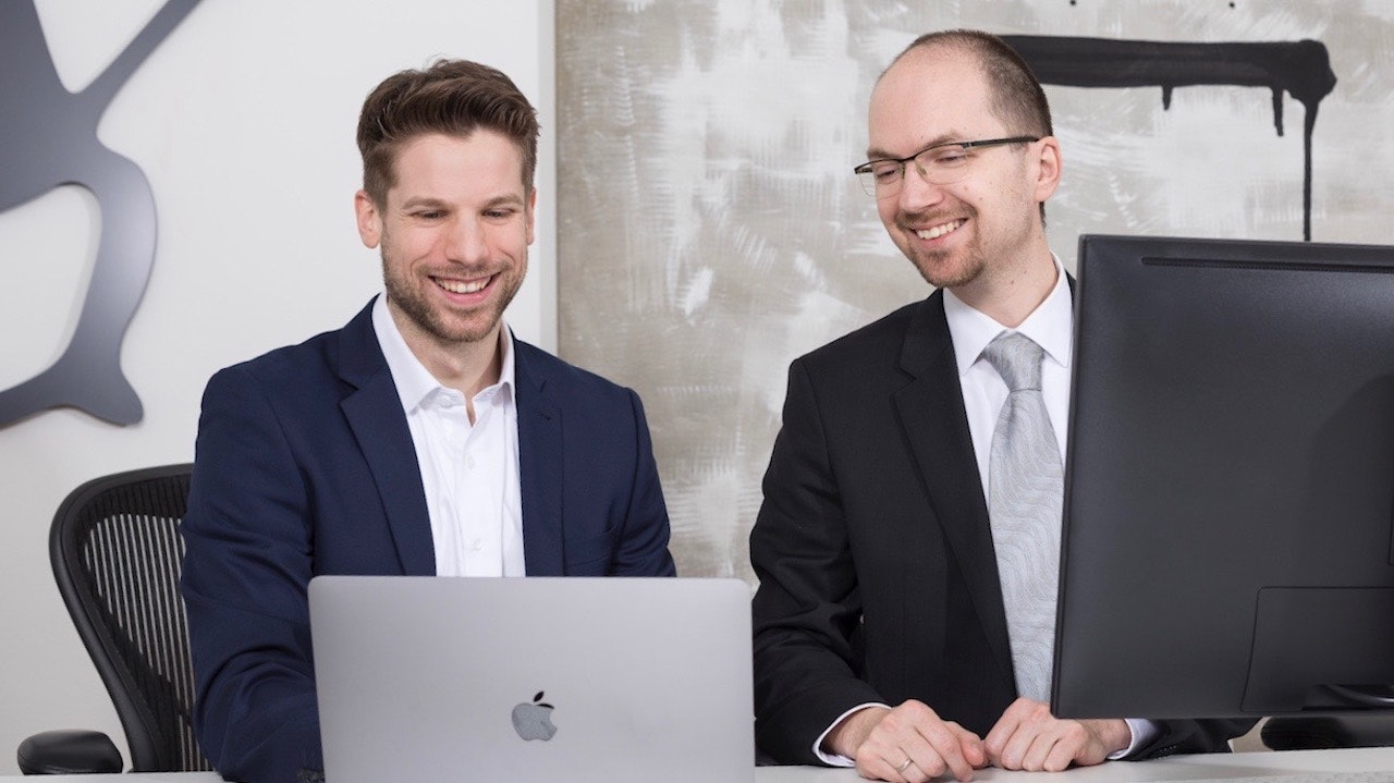 Büro in Wien mit Mitarbeitenden.