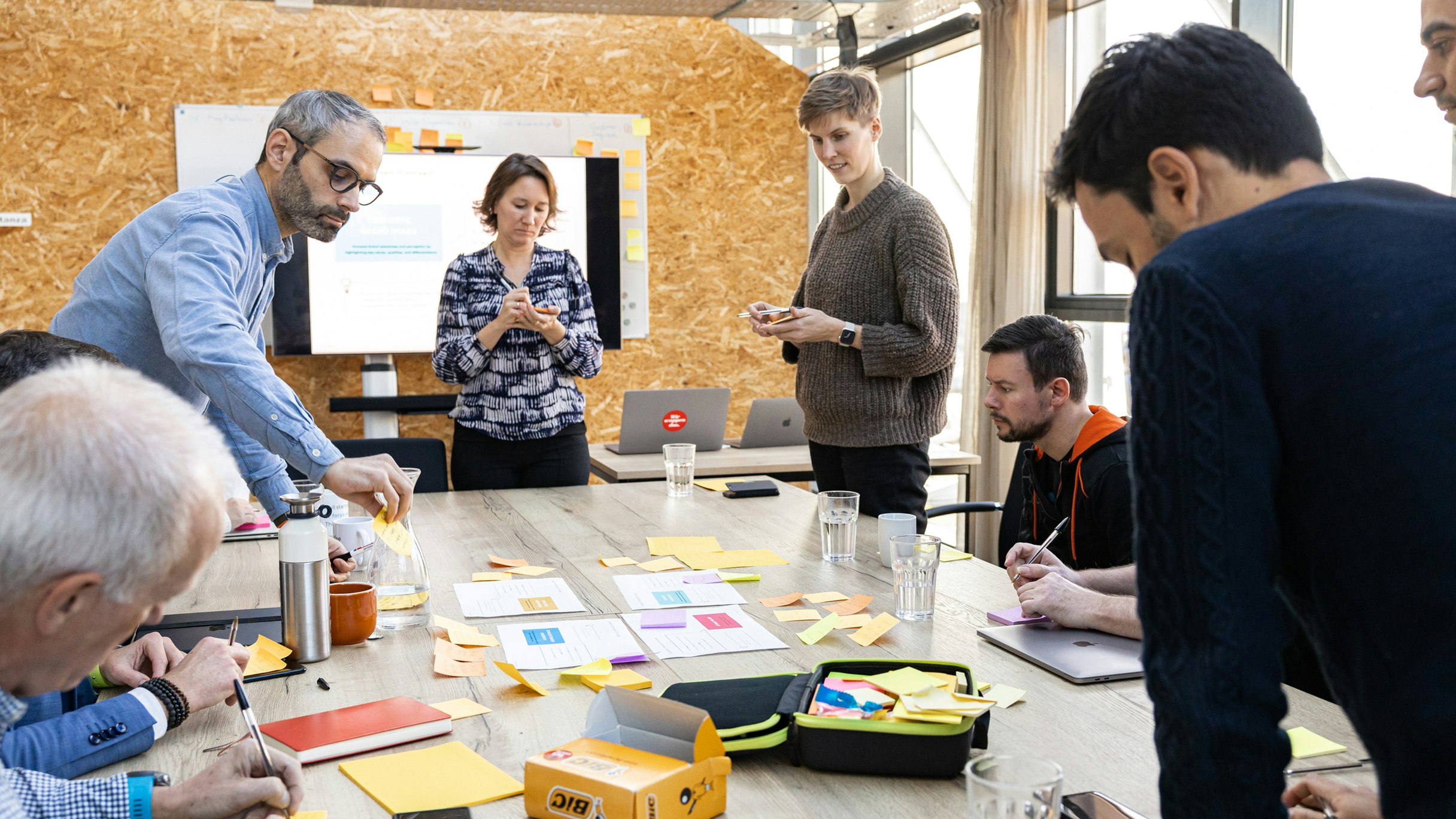 Mensen rond een tafel in een workshop