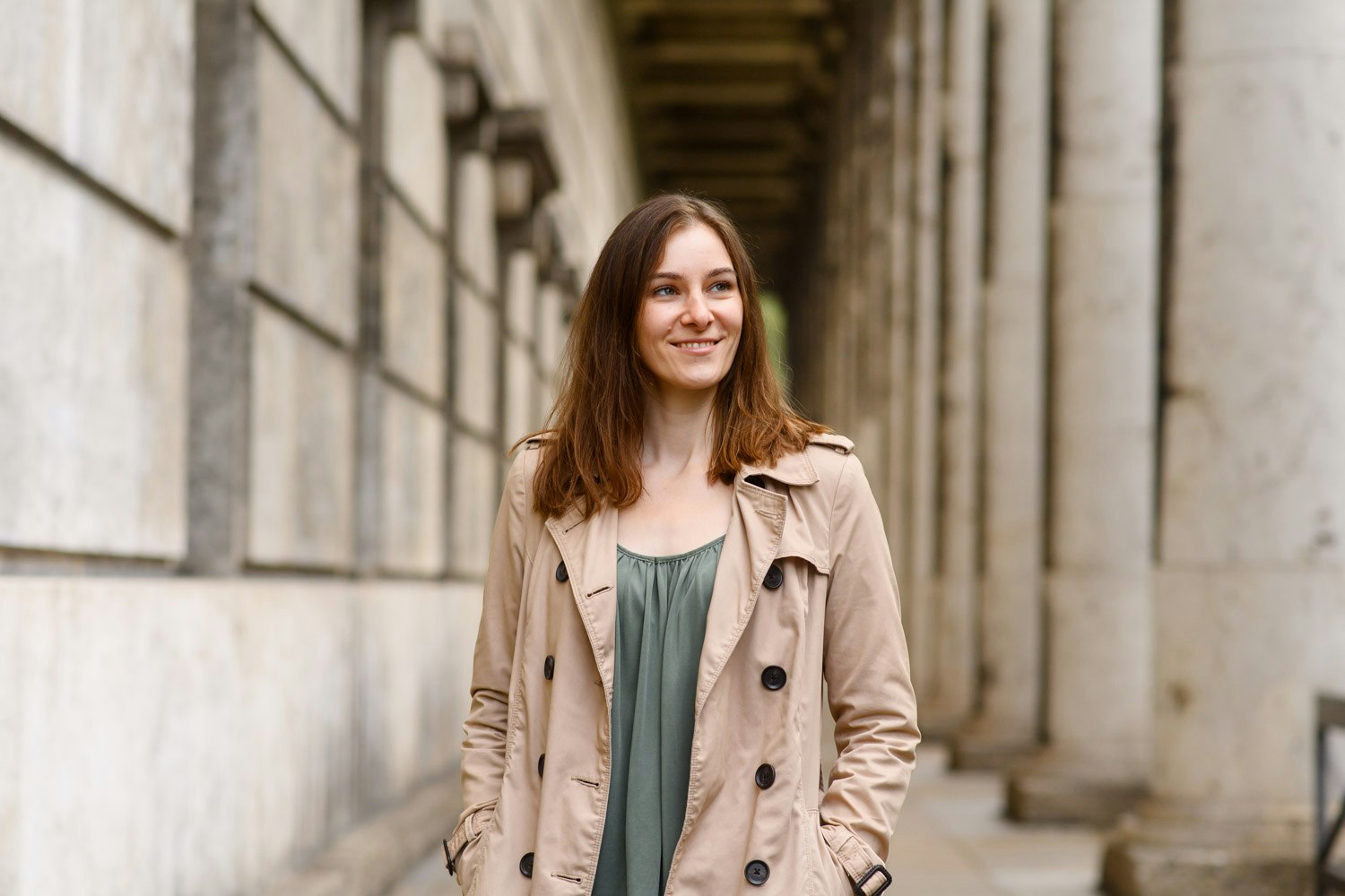 Andrea Jambor Profile Foto in front of "Haus der Kunst"