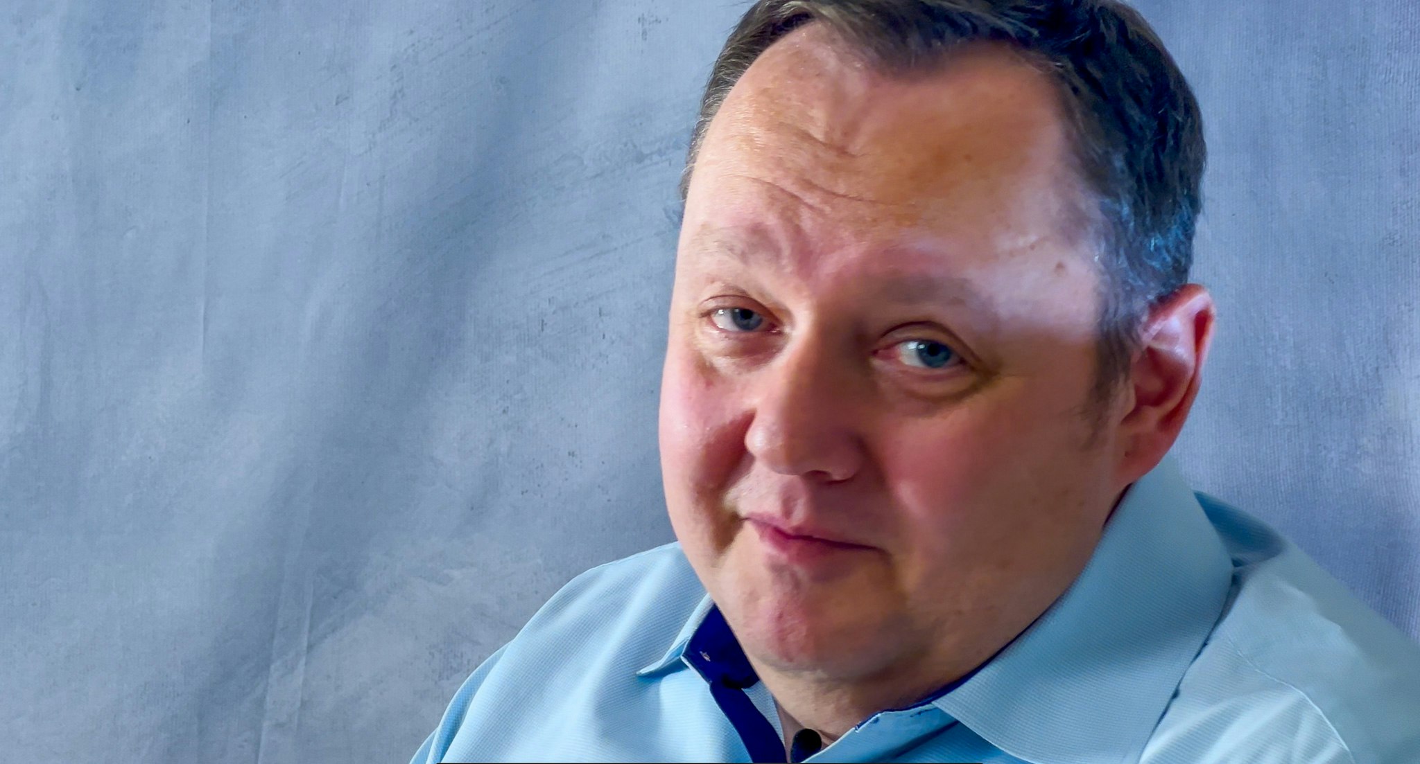 Interviewte Person schaut direkt in die Kamera