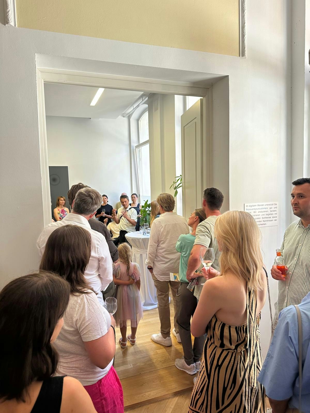 Daniel Man eröffnet die Ausstellung