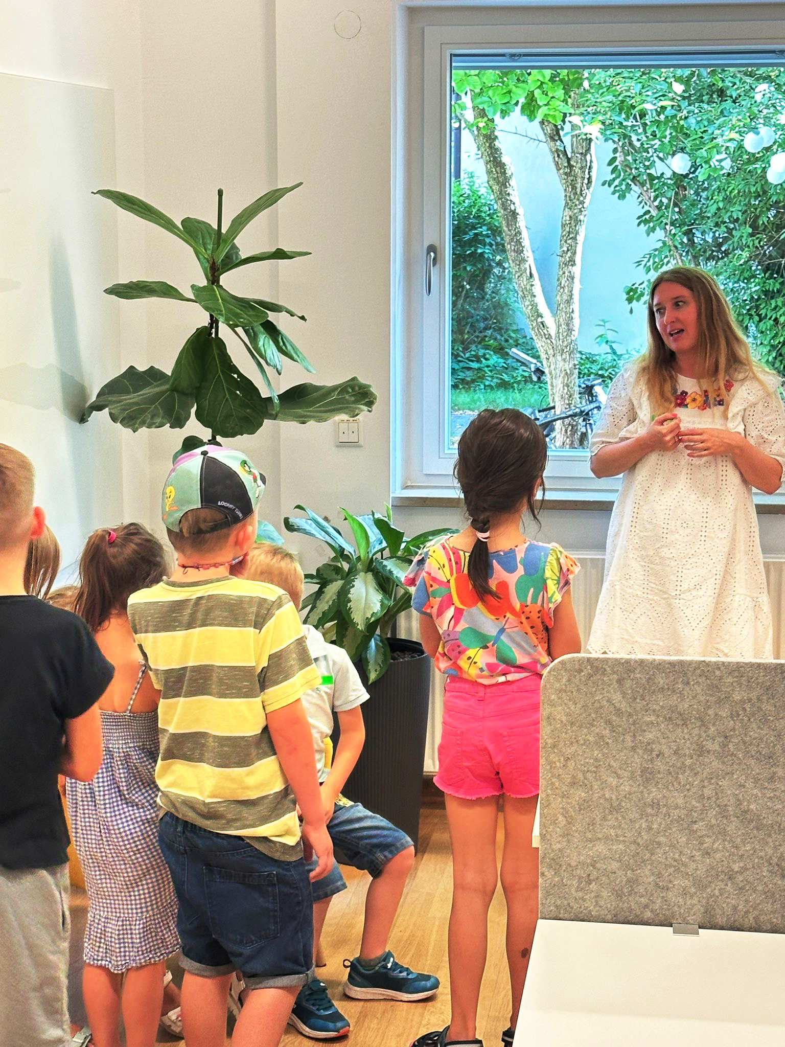 Kinderkunstführung mit Nadine durchs Büro
