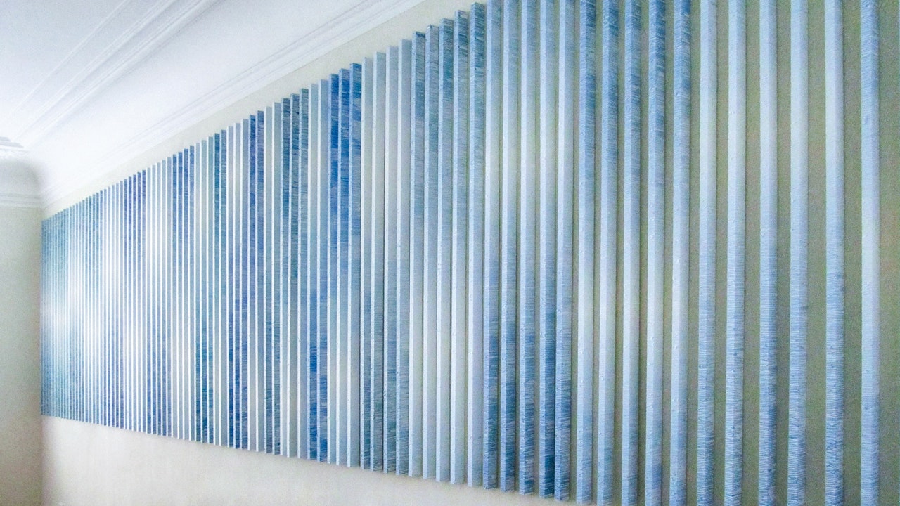 Verschiedene Blautöne, die wie Kunstwerke die gesamte Wand ausfüllen.