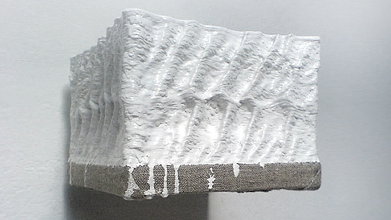 Skulptur, würfelförmig, weiß-grau, strukturiert. Skulptur, würfelförmig, weiß-grau, strukturiert.