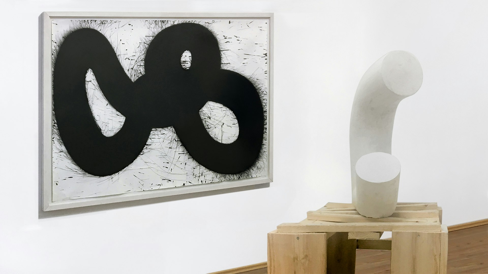 Großes Gemälde, das an einer Wand hängt. Das Gemälde hat eine abstrakt geformte schwarze Schleife.