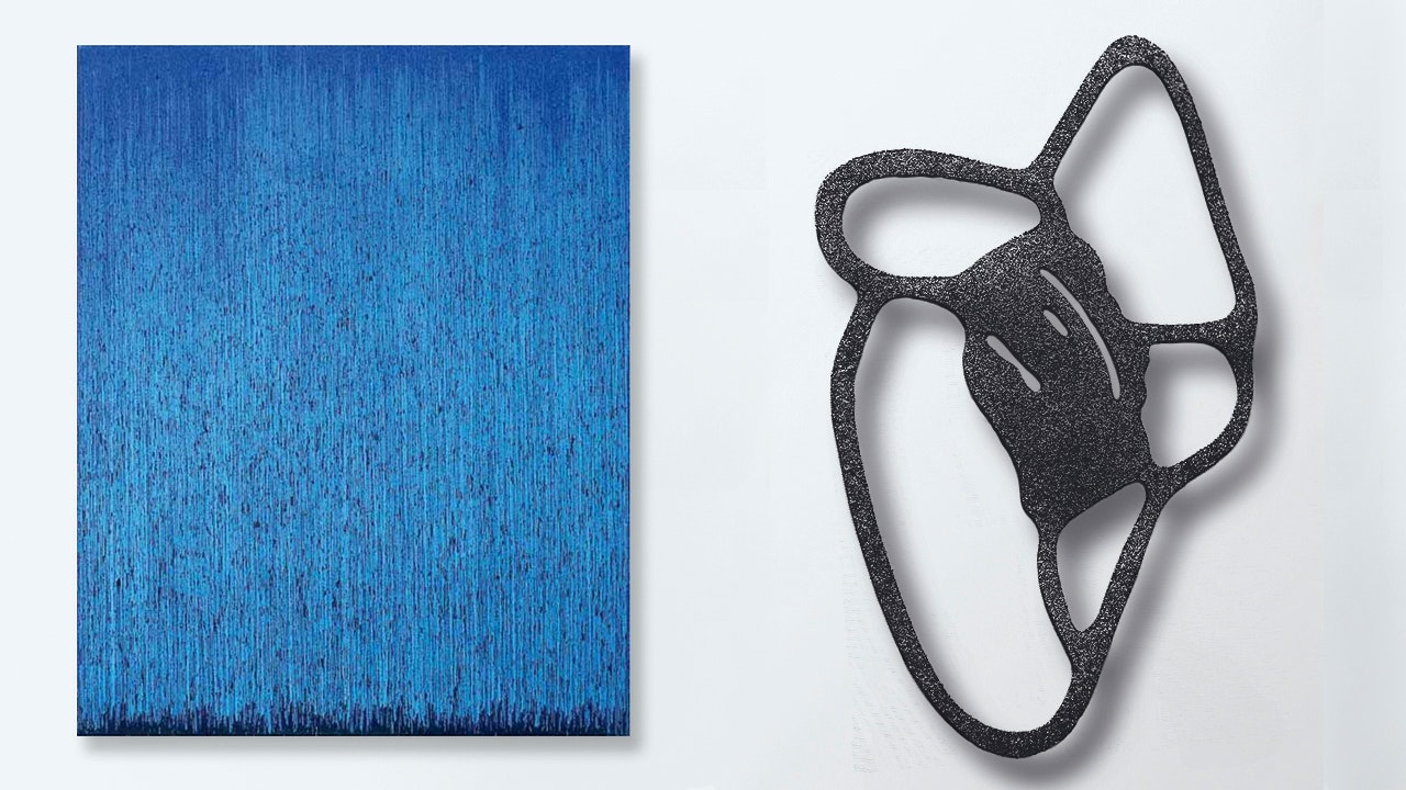 Kunstwerk - Ozeanblaues Rechteck, das an der Wand links von einer schwarzen Kunstplastik hängt.