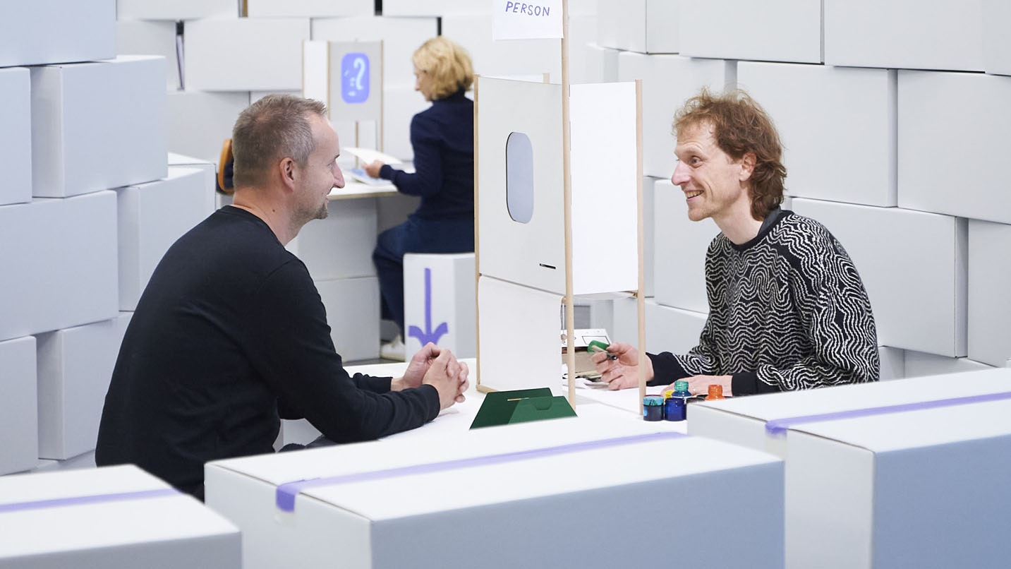 Tobias Guttmann beim Portrait zeichnen in seiner Installation