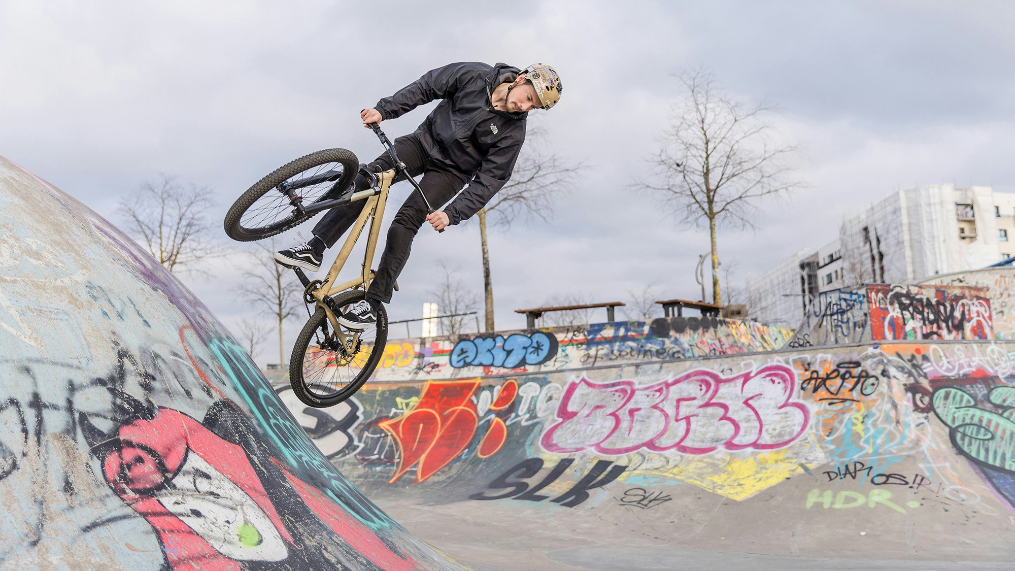 Daniel mit Bike im Skatepark