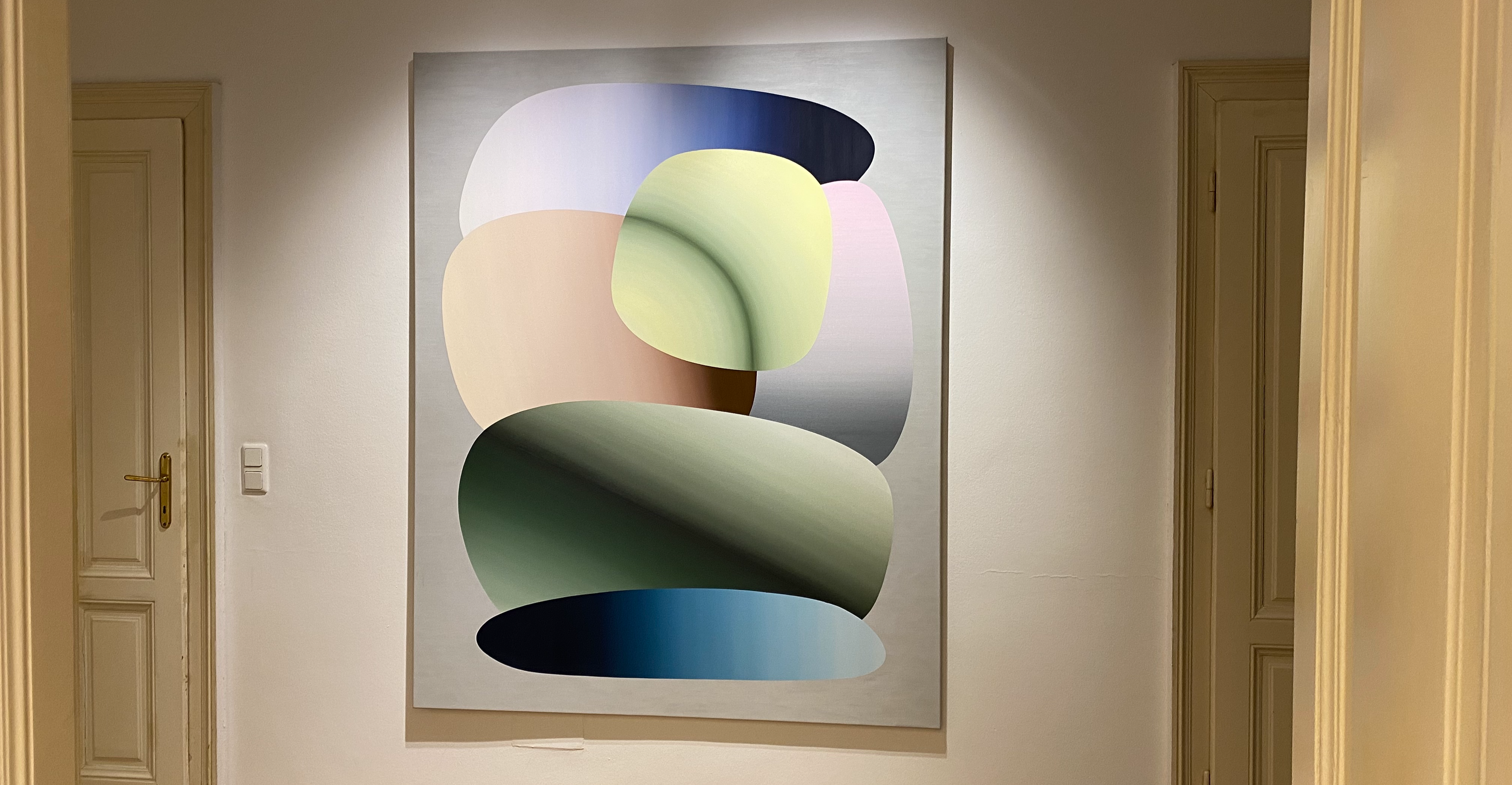 Großes Kunstwerk mit runden aufeinandergereihten Bausteinen.