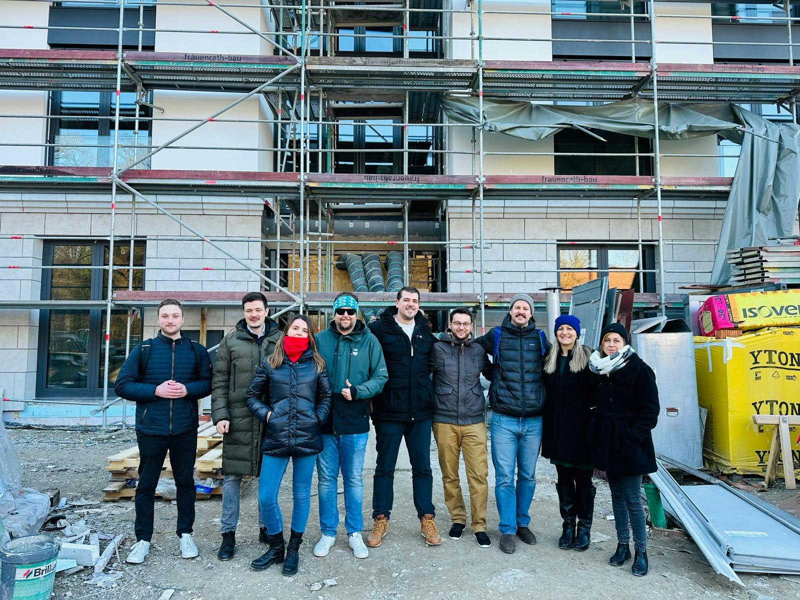 Das Team bei der Baustellenbesichtigung