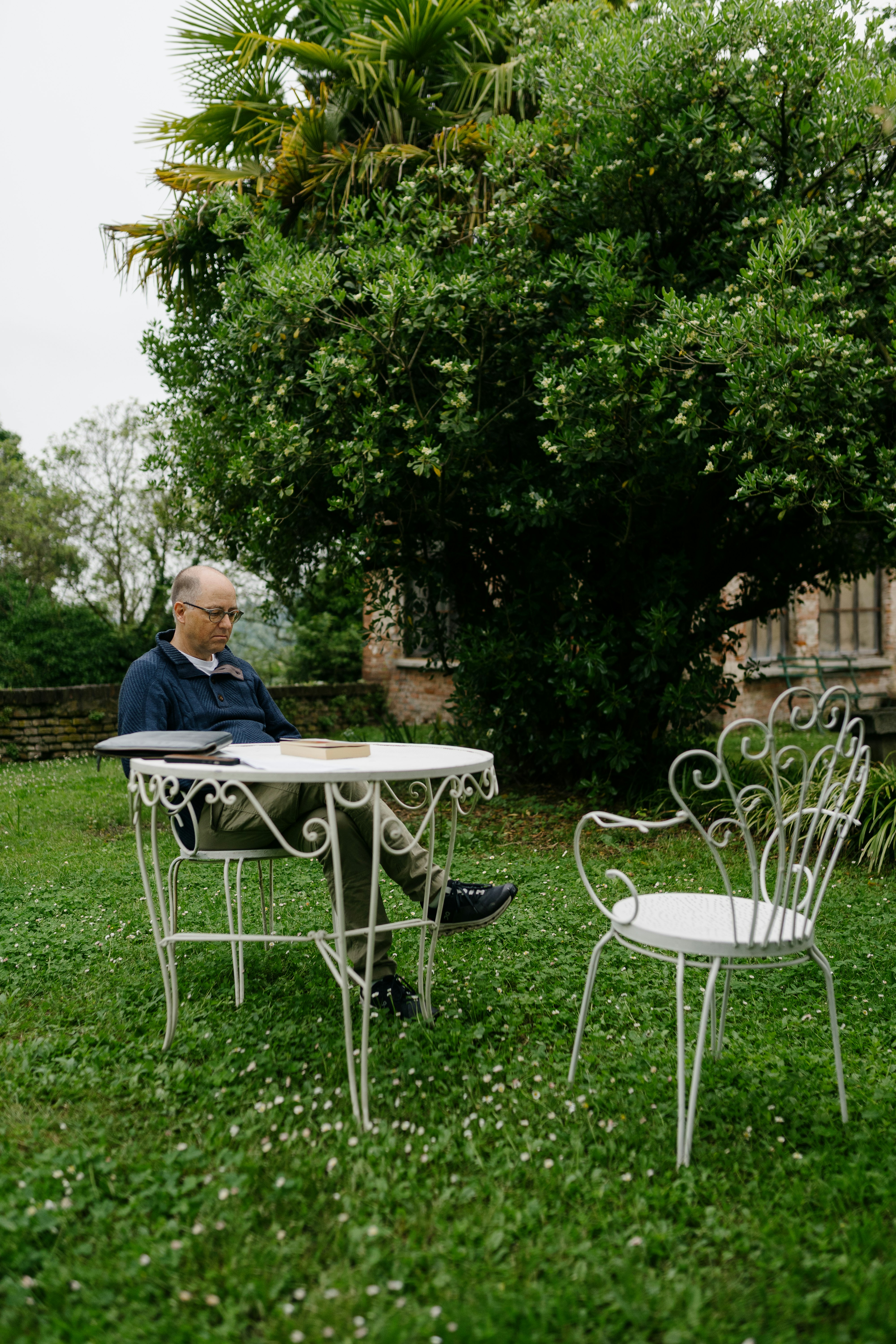 Stephan Müller sitzt im Garten