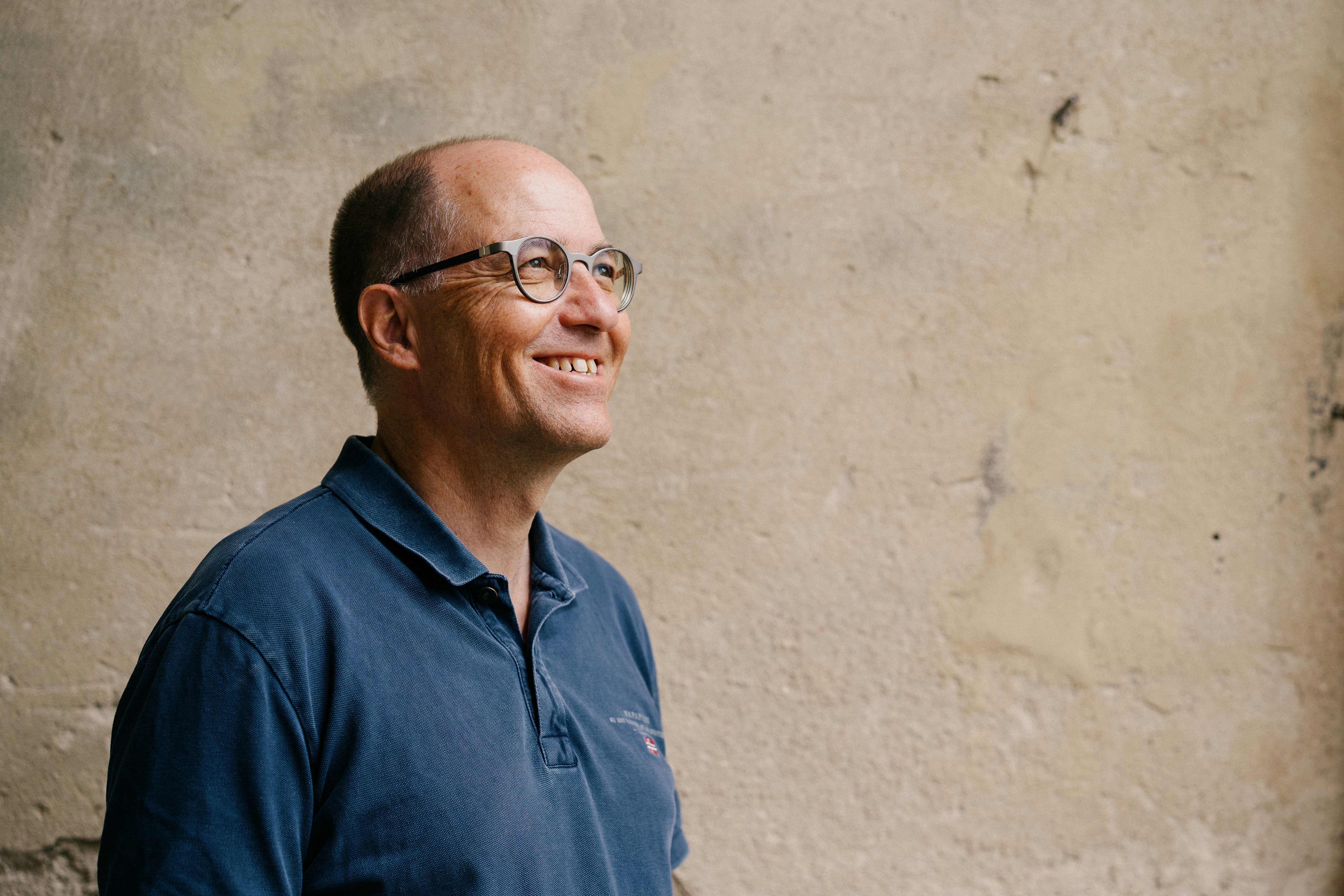 Stephan Müller, smiling in direction of the sun