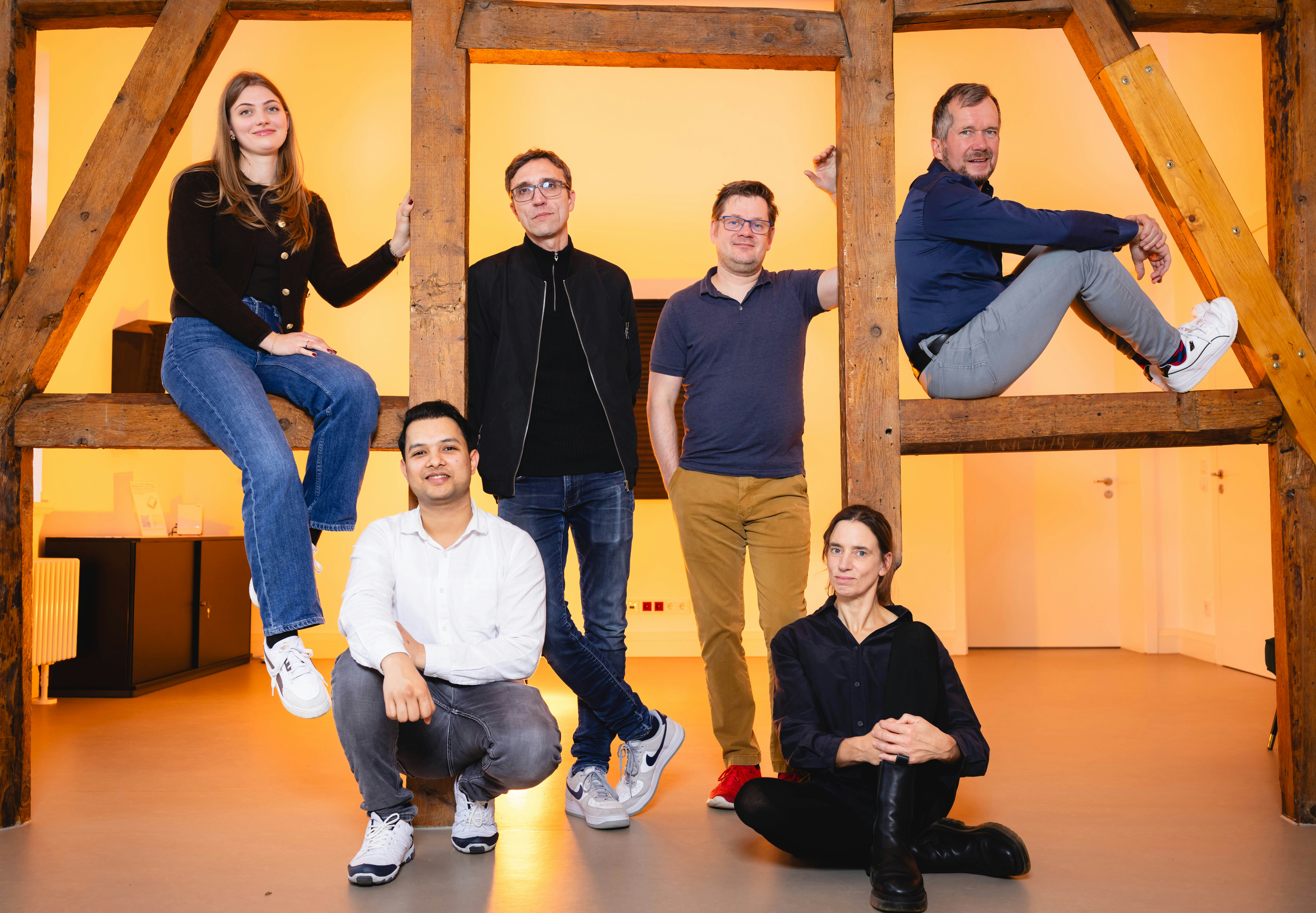 Das Team aus Düsseldorf im historischen Ständerwerk des Office