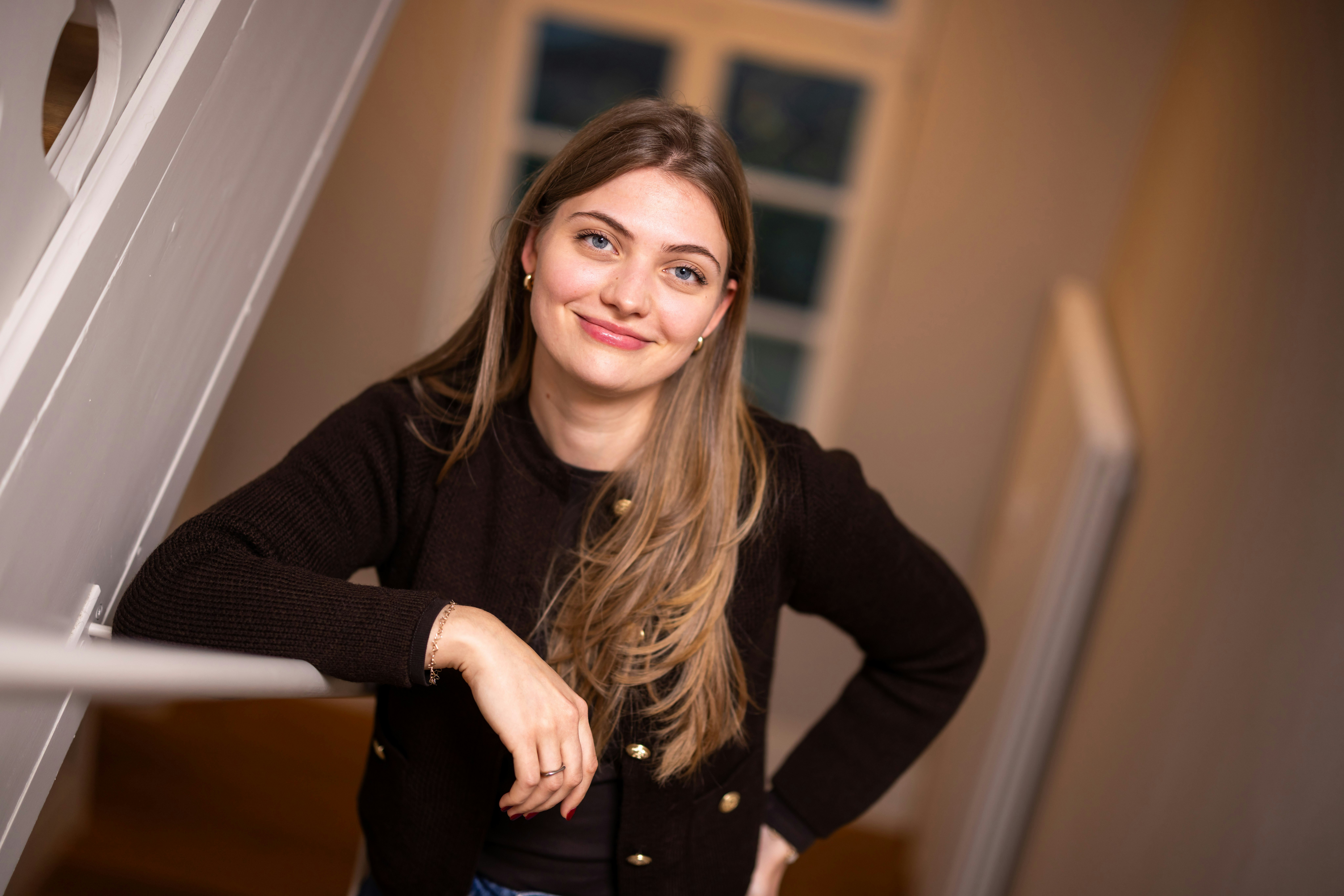 Tiana im Treppenhaus