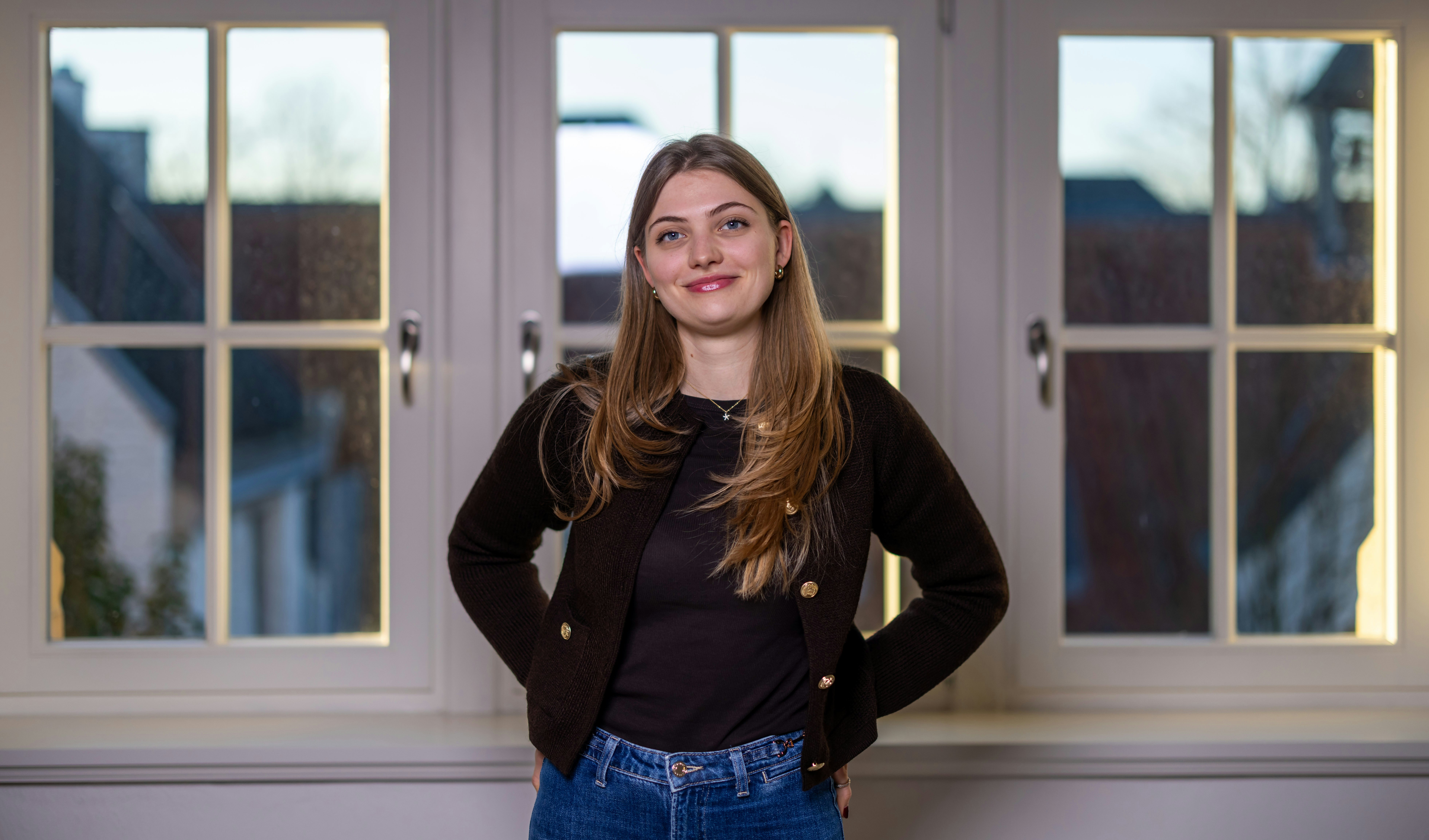 Tiana vor dem Fenster