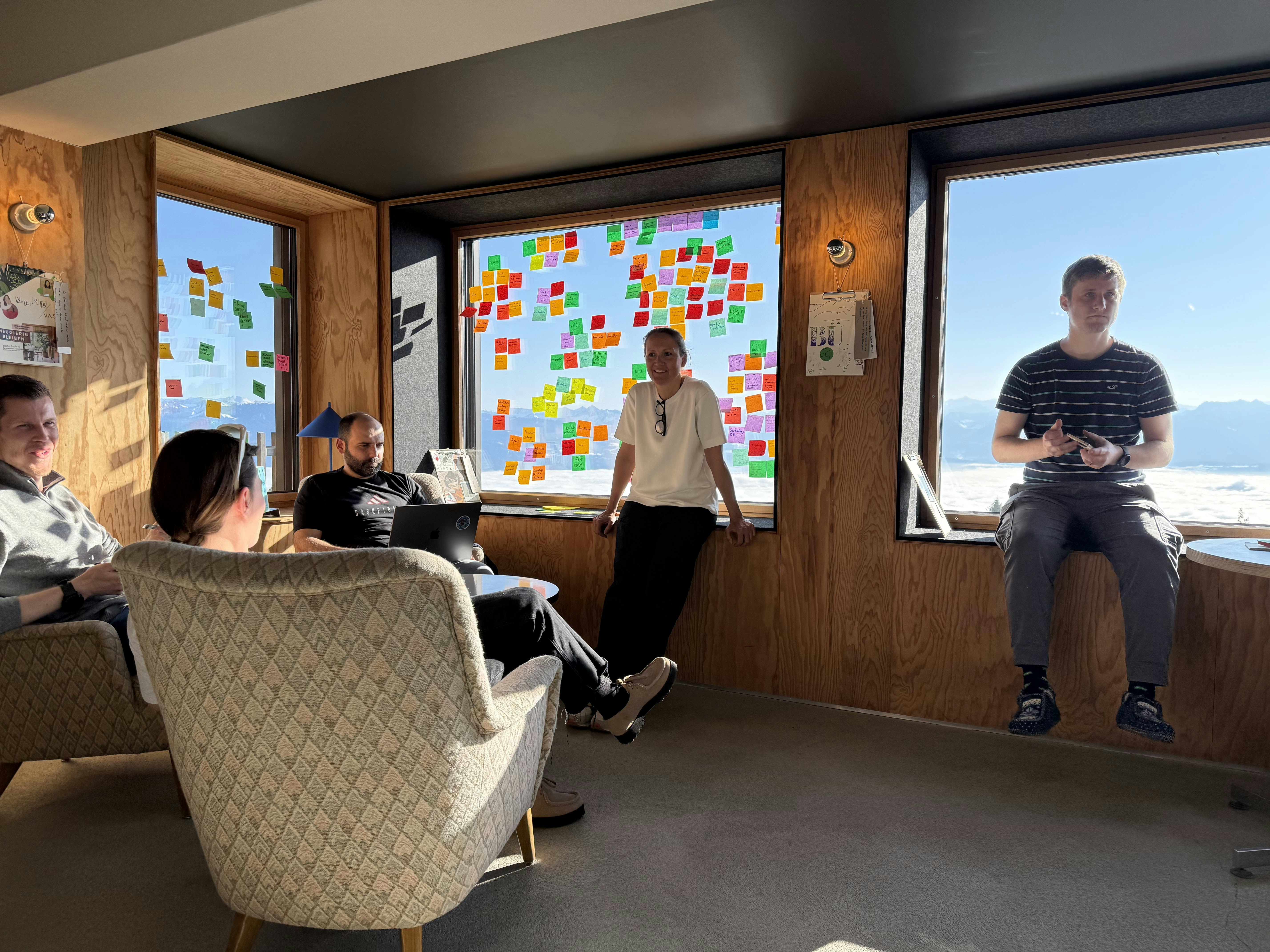 Personen tauschen sich aus