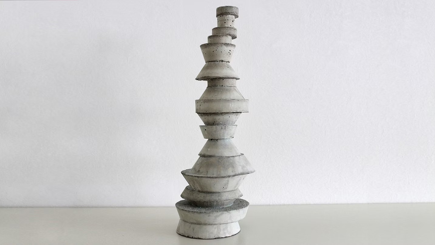abstrakte Skulptur aus Beton