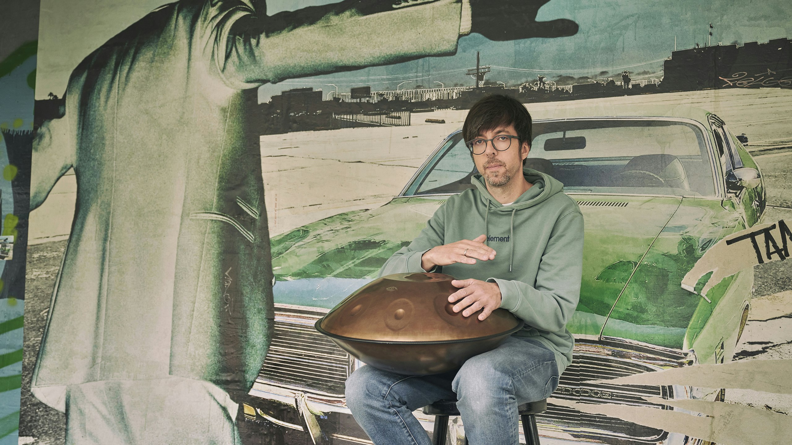Johannes Erhazar plays an instrument.