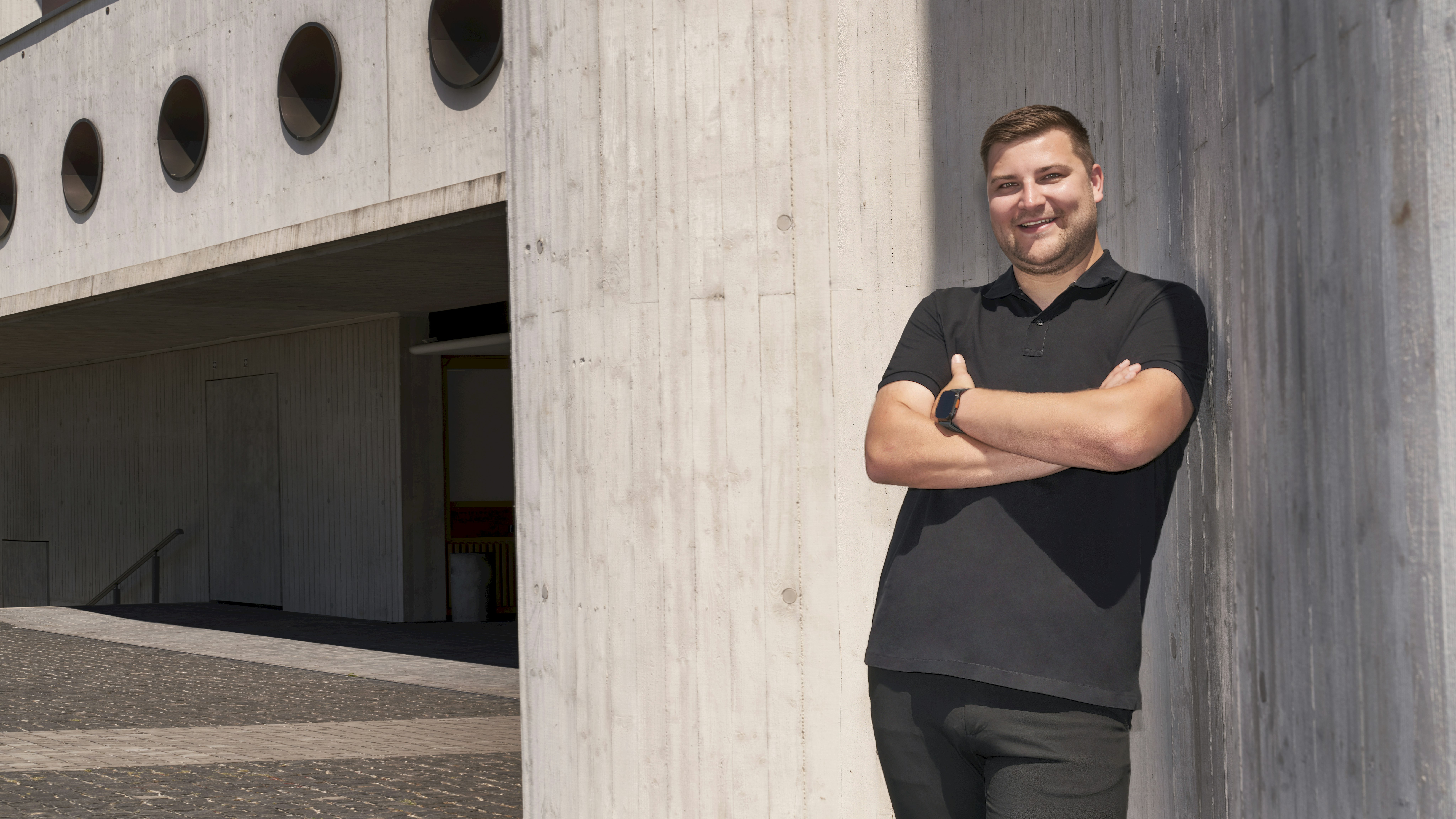 Fabian Schmidt leans against a wall.