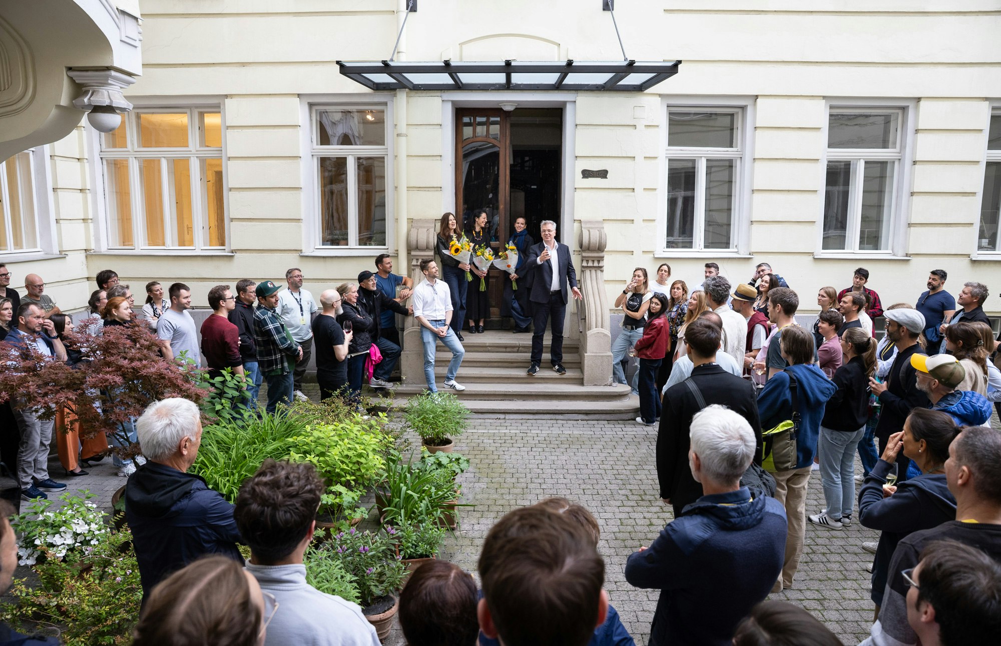 Jonathan Moeller in front of the vienna office