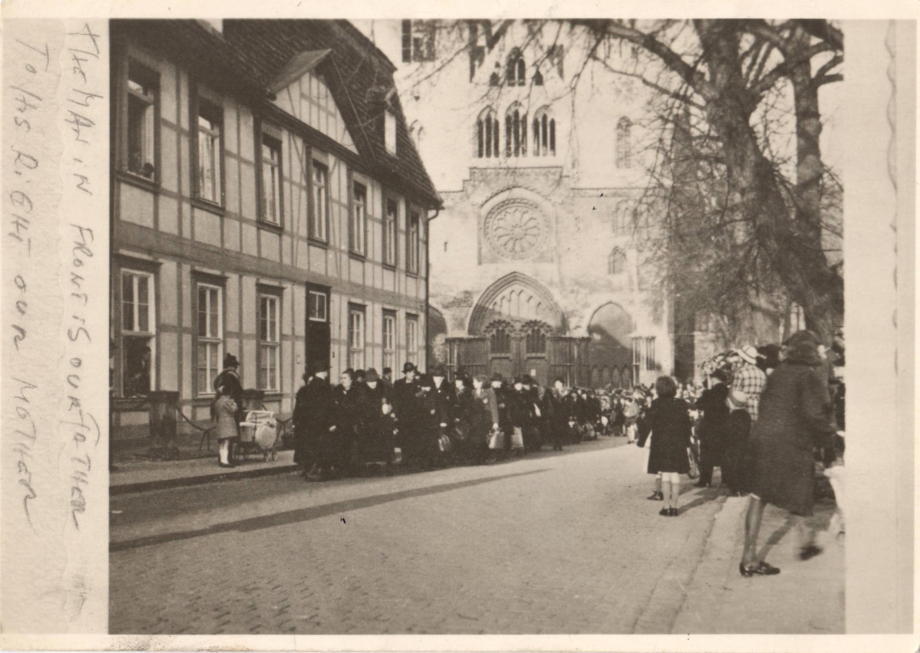 Fernaufnahme der Deportation der Juden:Jüdinnen aus Halberstadt am 12.04.1942. Am Rand des Bilded ist handschriftlich vermerkt: „The man in front is our father. To his right our mother.“ Bild: Familie Beverstein