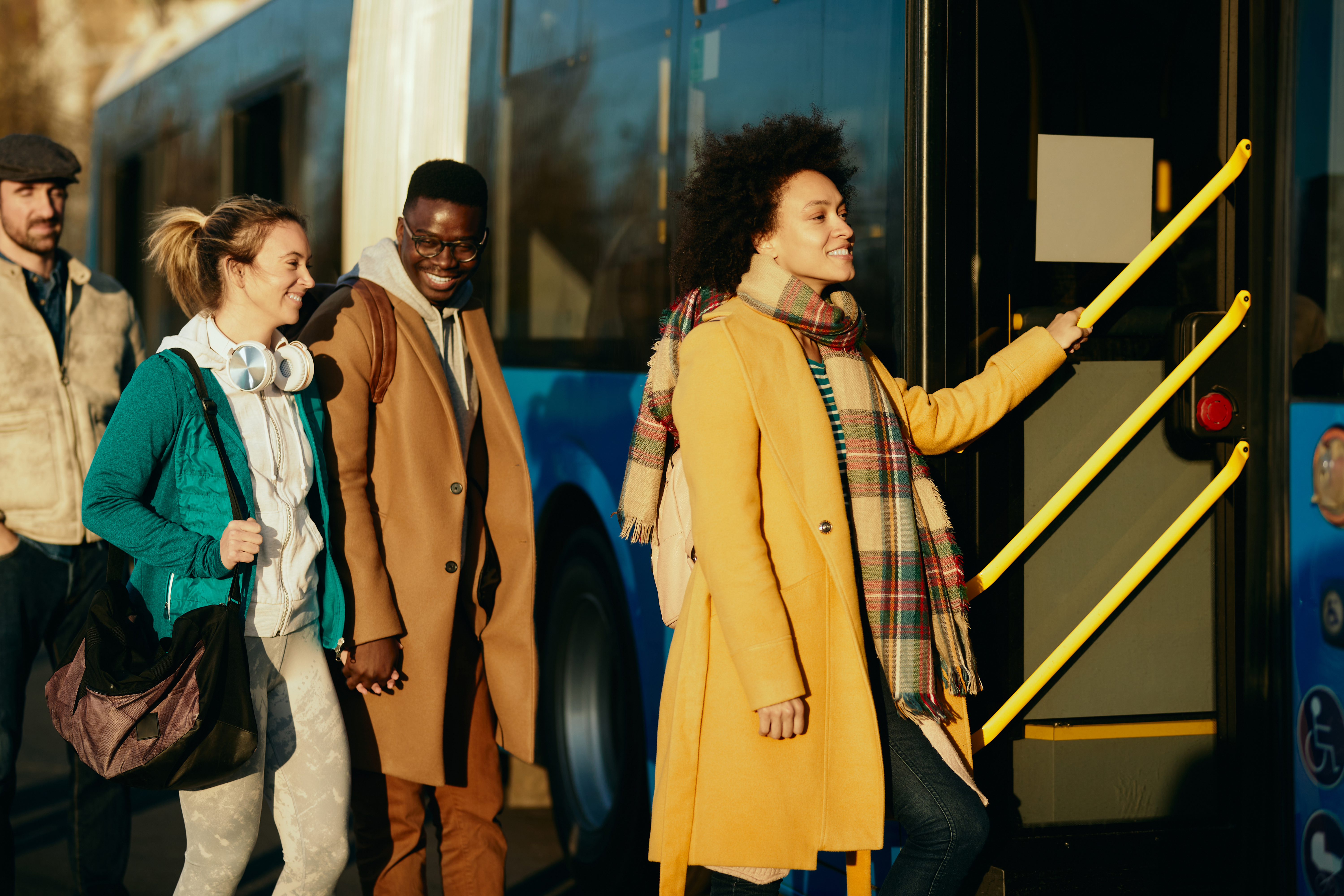 Personnes montant dans un bus