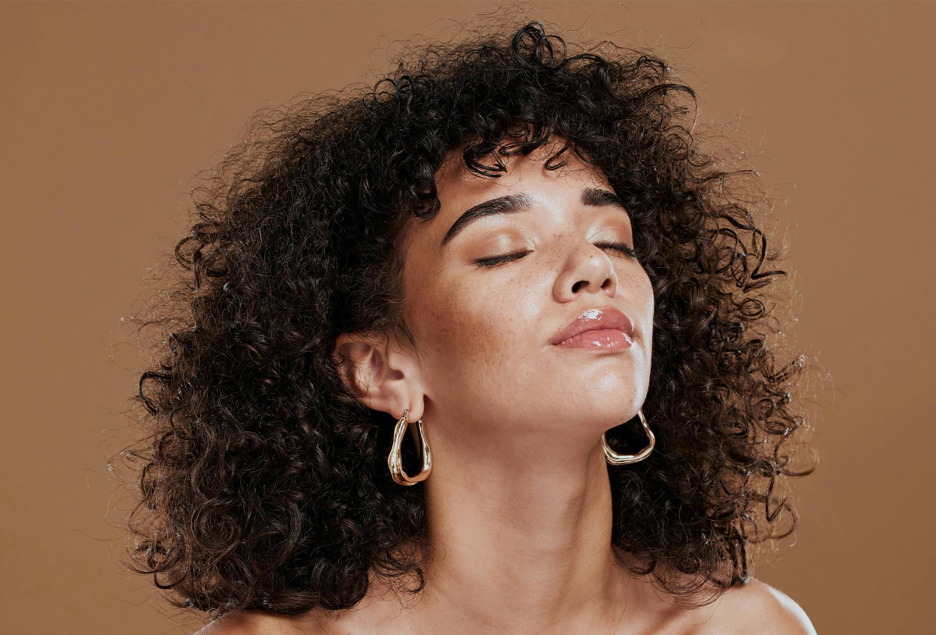 woman with very curly hair and freckles