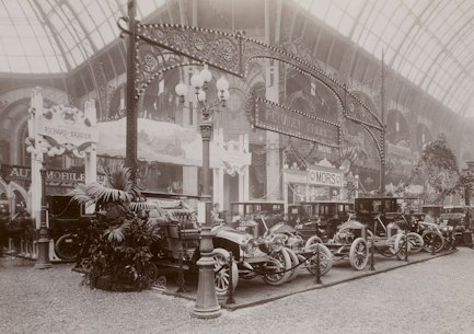 Renault Frères exhibition stand at the Paris automobile show in 1904