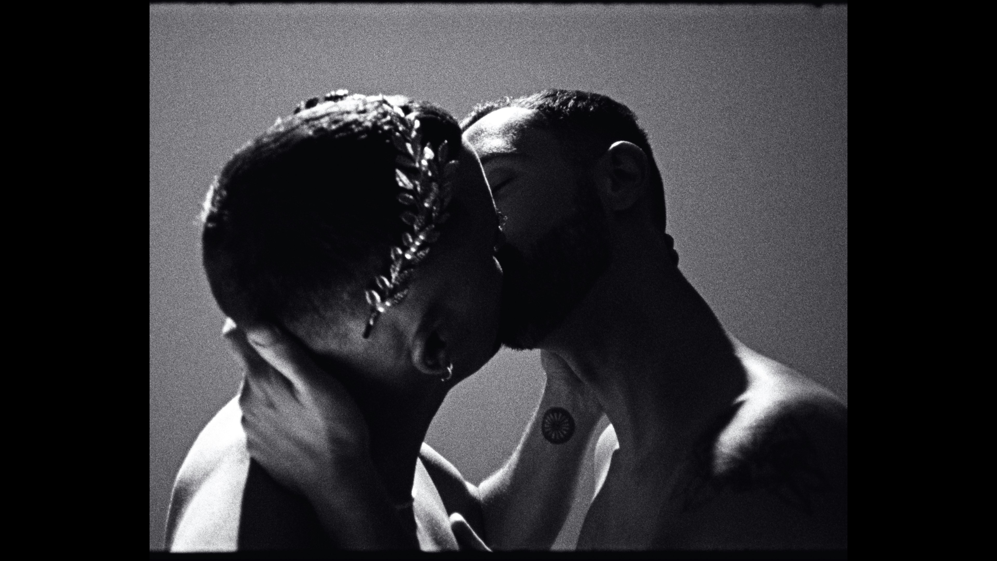 Still from Tom Aspaul - Kiss It 