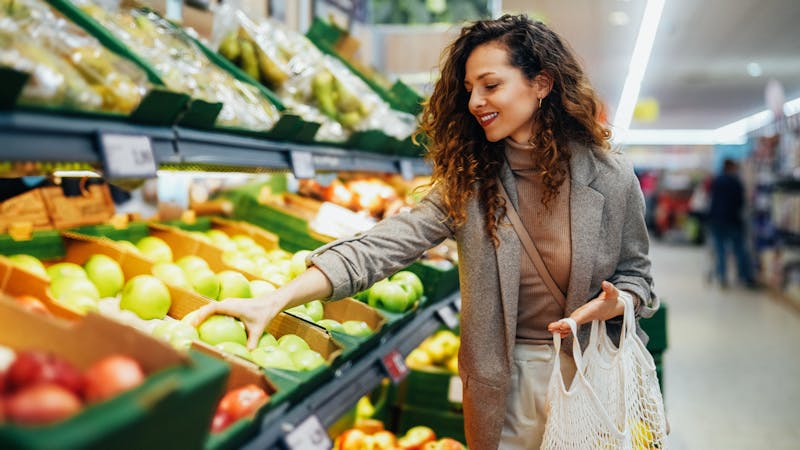 woman shopping for apples