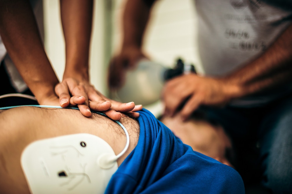 AED installeren? Tips rond training, onderhoud en gebruik