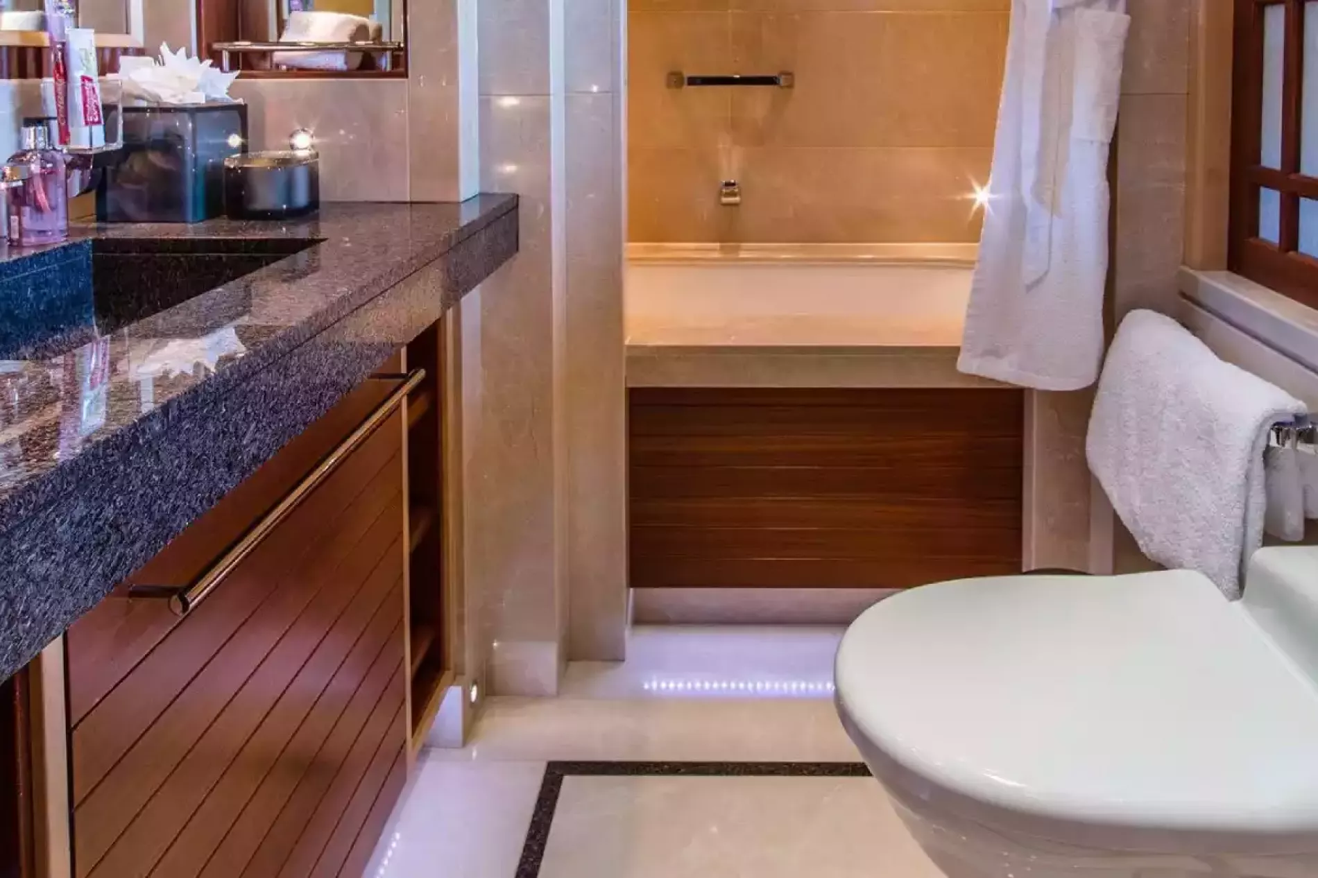 Interior - 22/25
