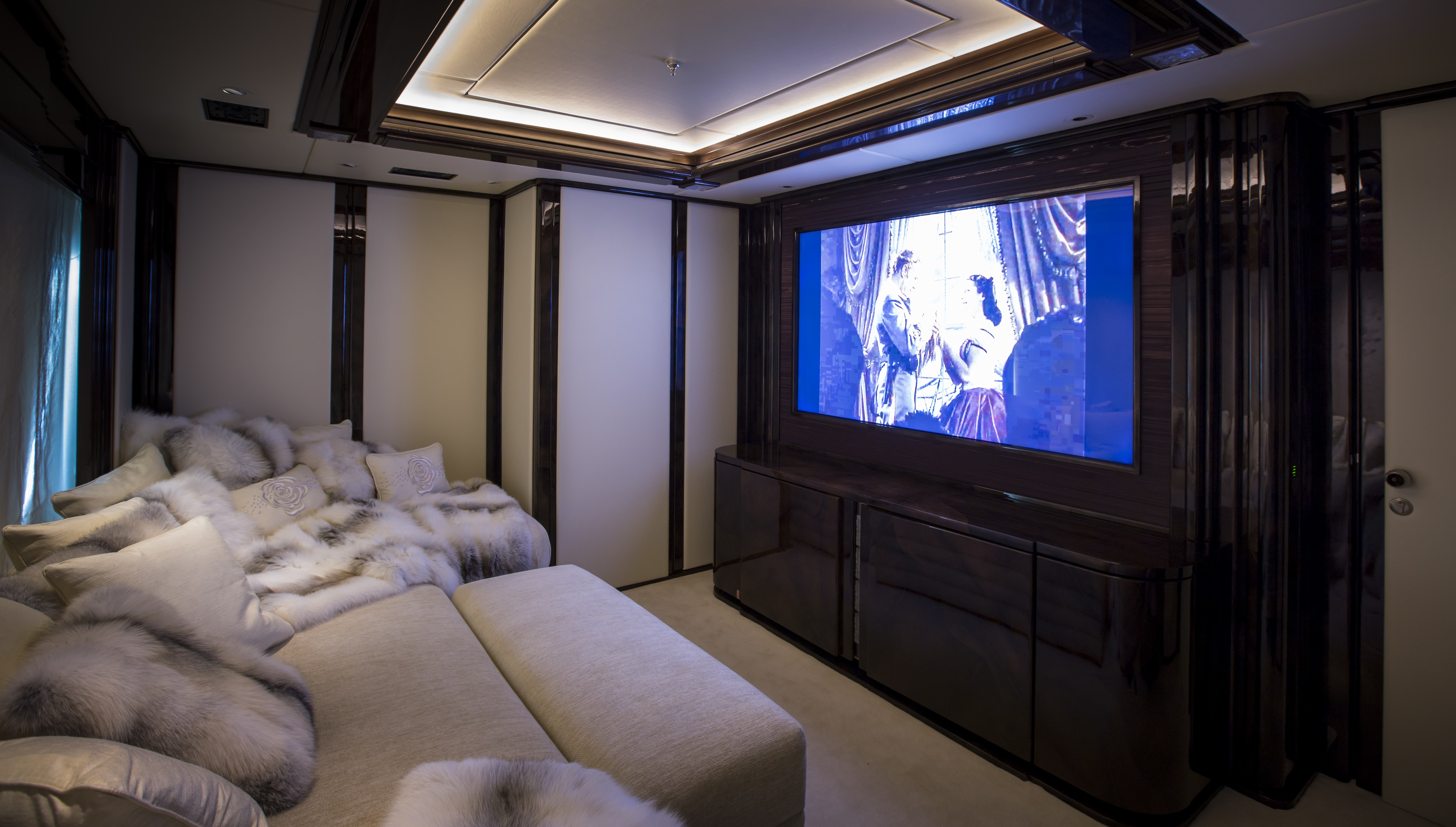 Interior - 45/46