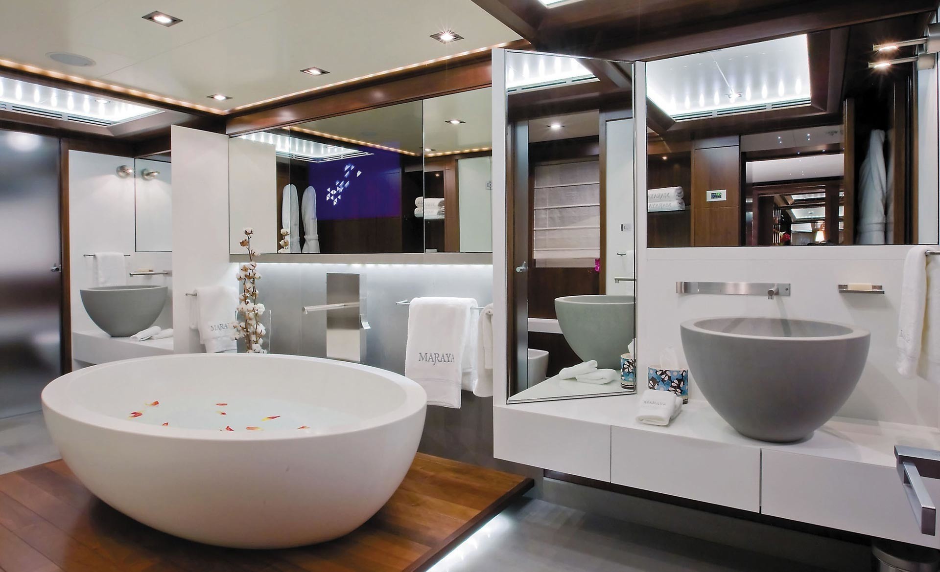 Interior - 33/34