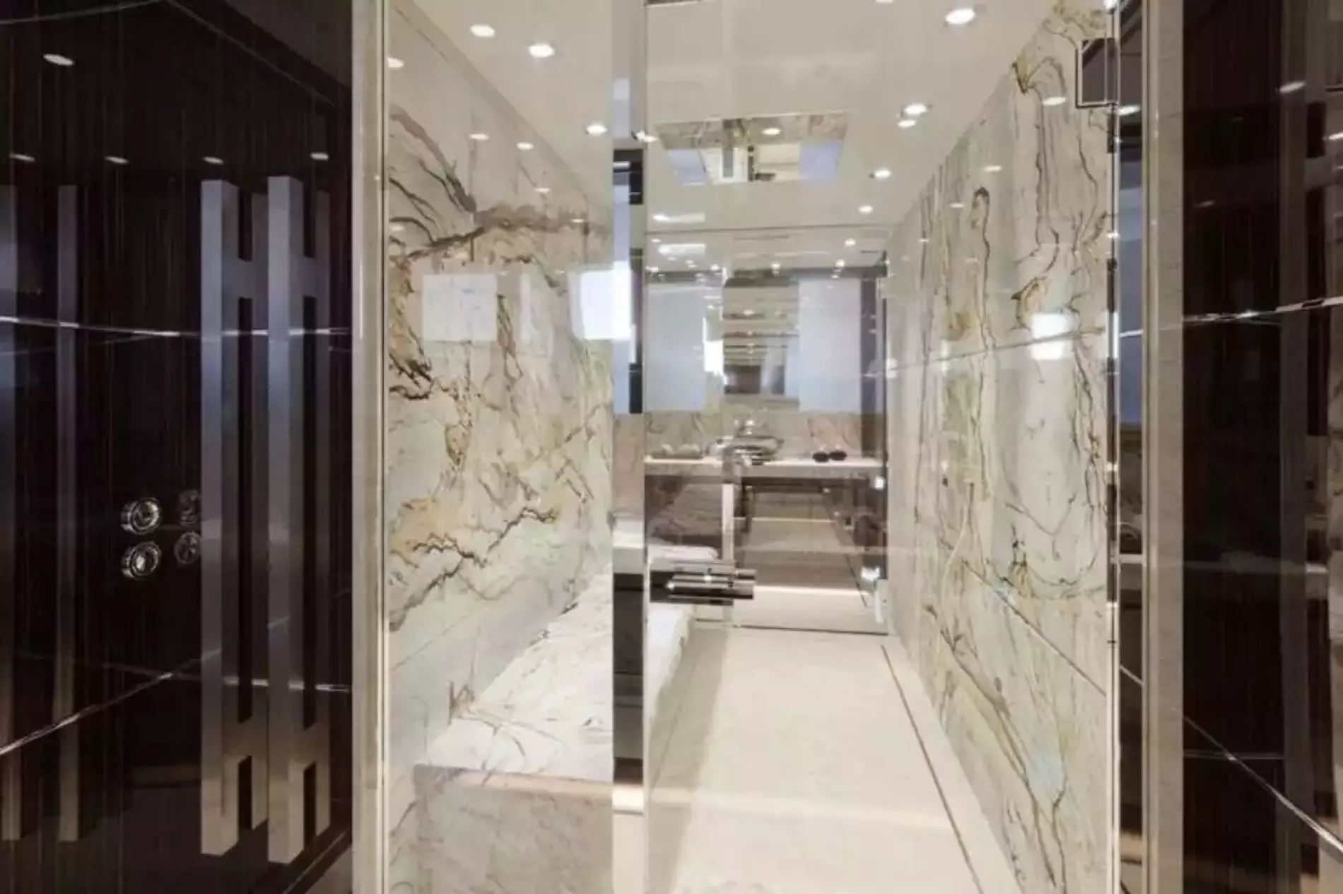 Interior - 28/40