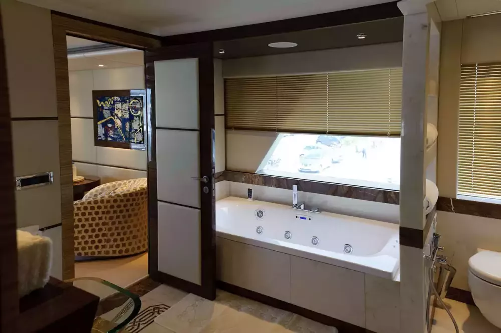 Interior - 26/33