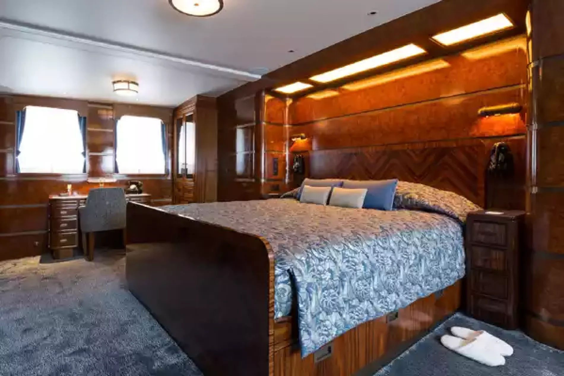 Interior - 5/8
