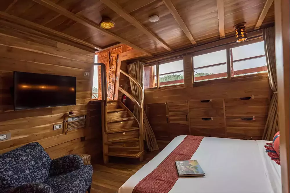 Interior - 5/9