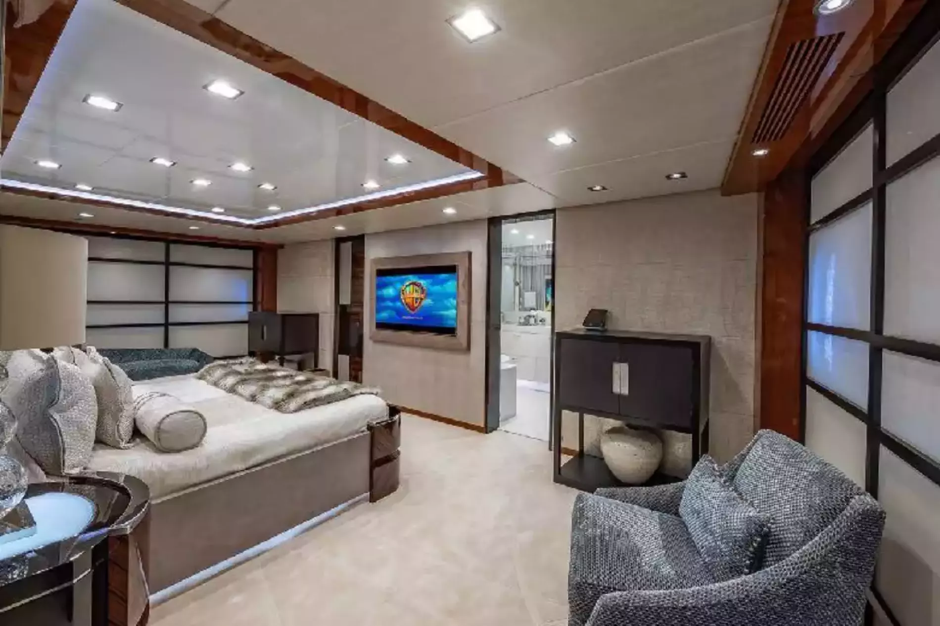 Interior - 18/35