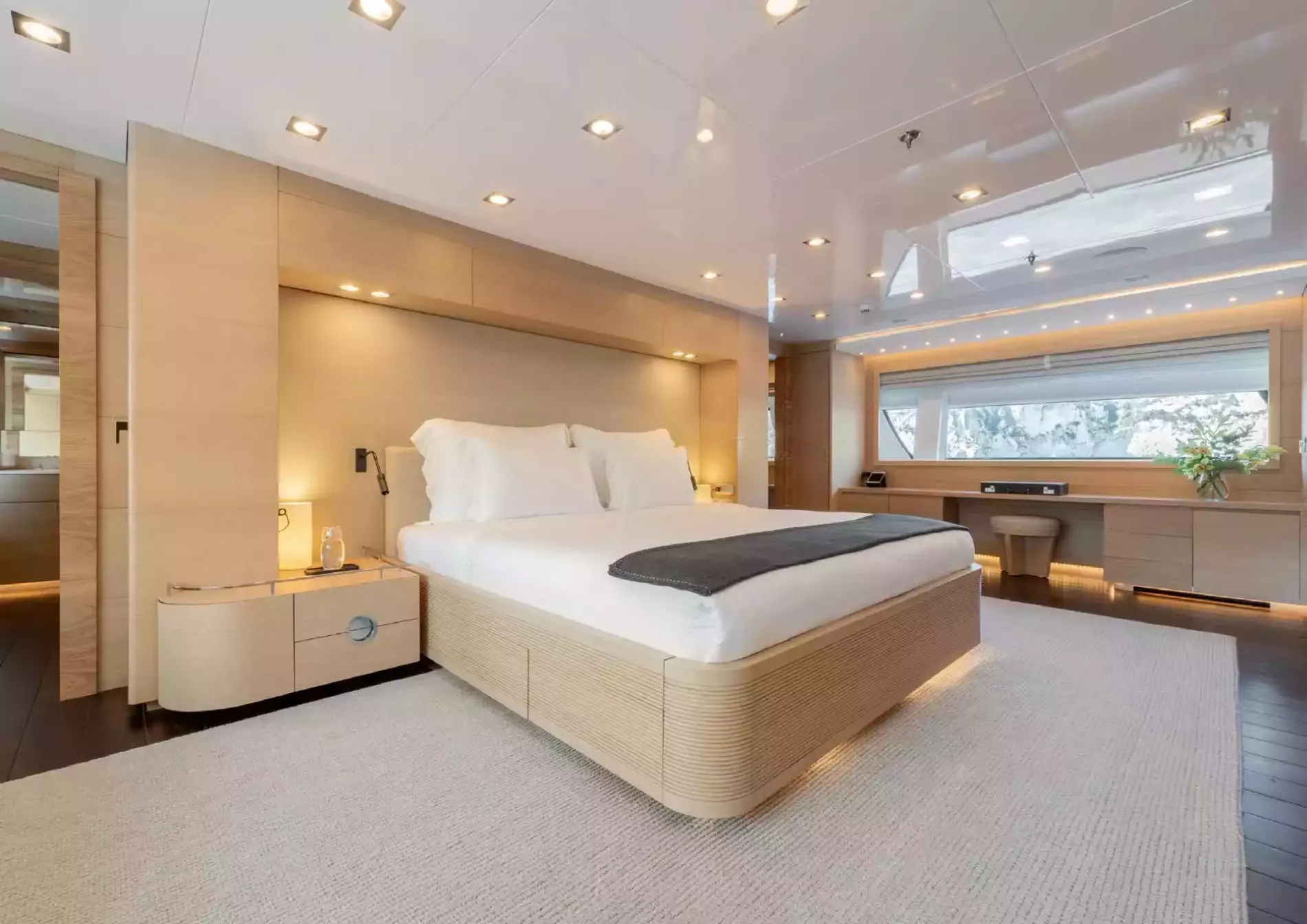 Interior - 4/10