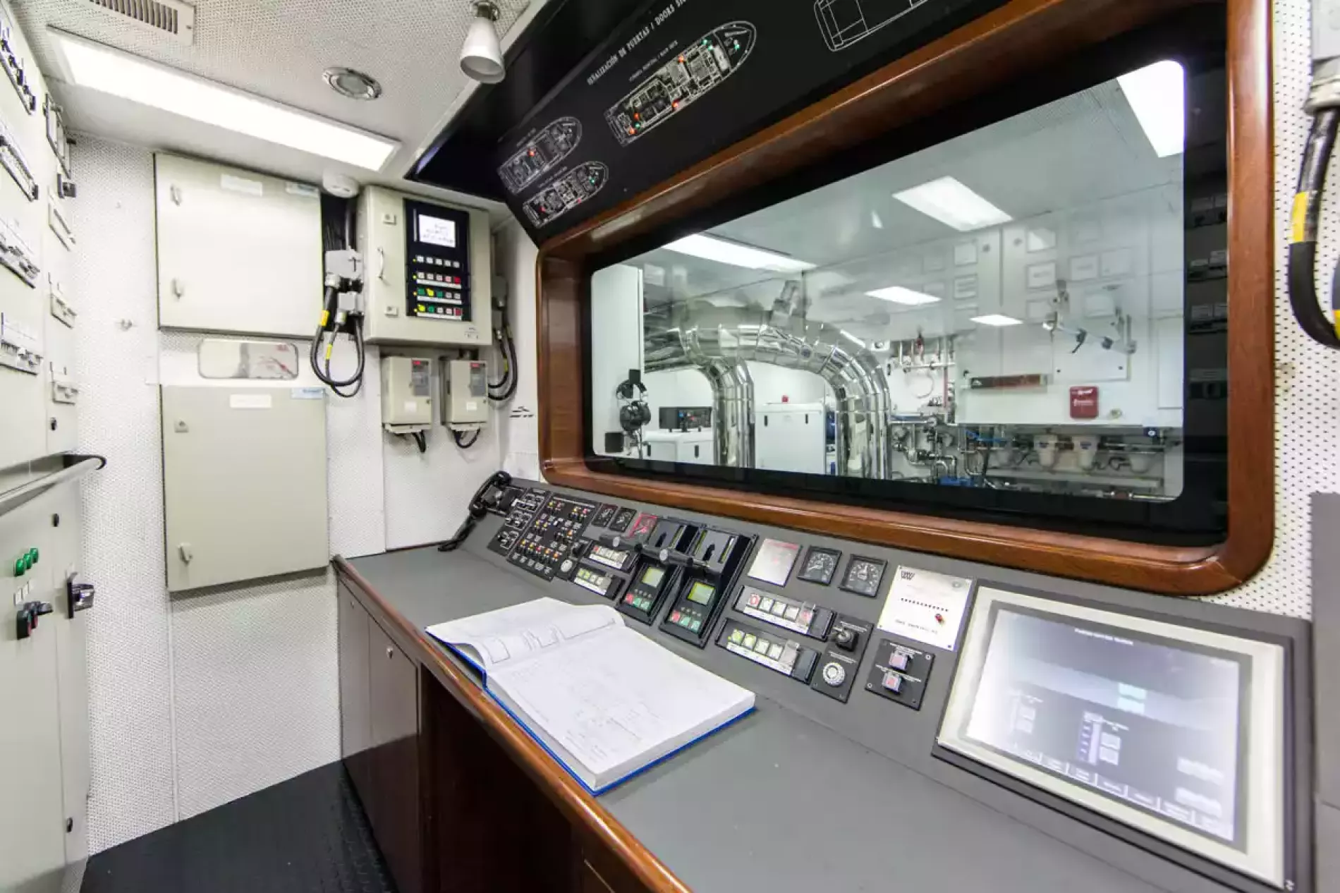 Interior - 32/33