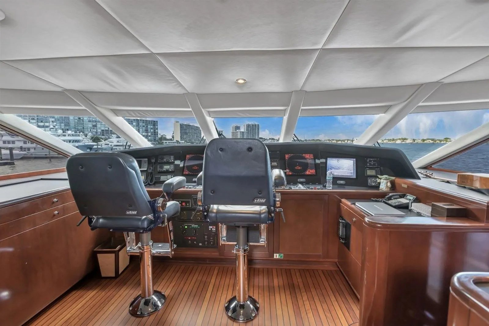 Interior - 26/27