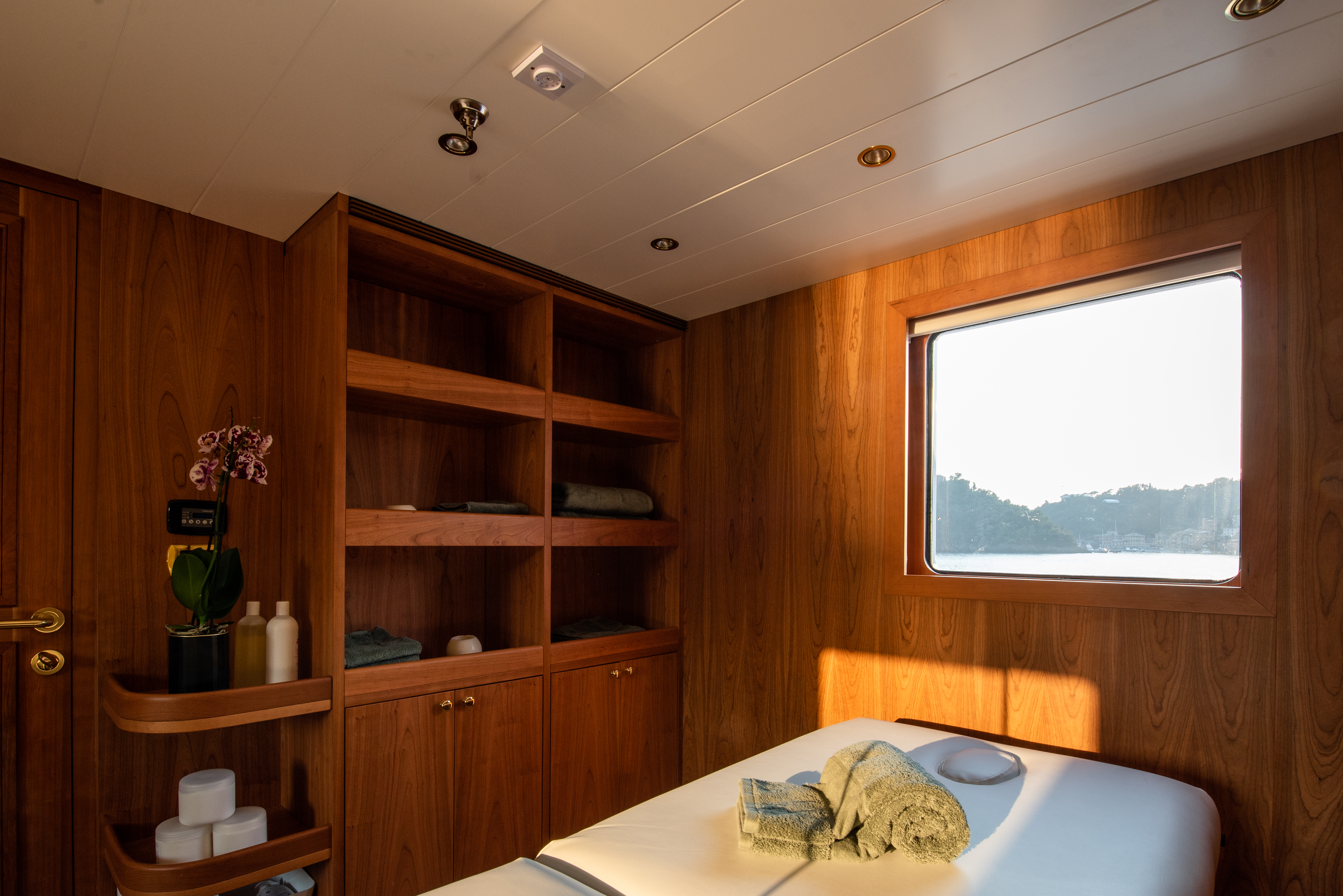 Interior - 18/19